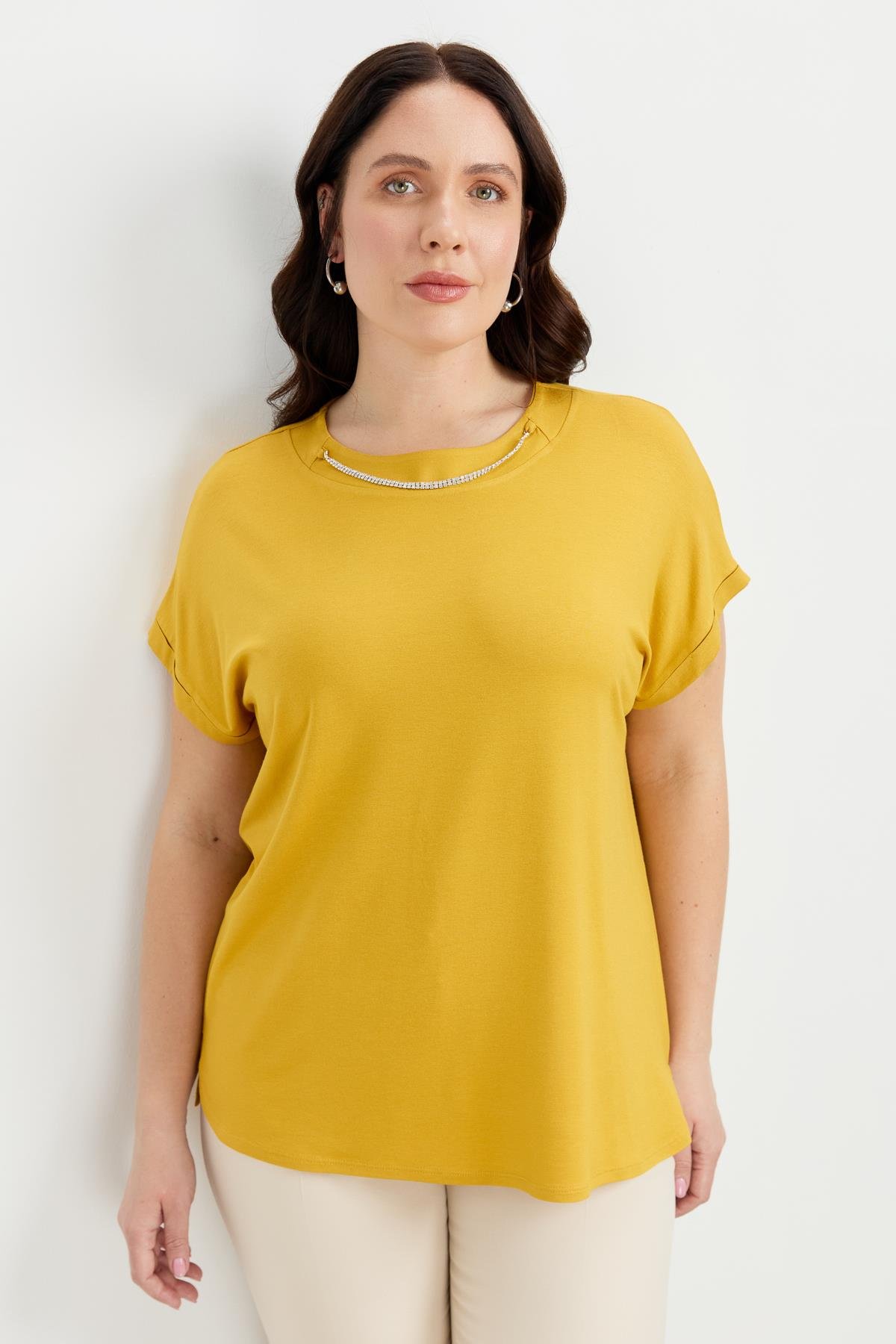 Büyük Beden Kolye Detaylı Bluz-SAFRAN