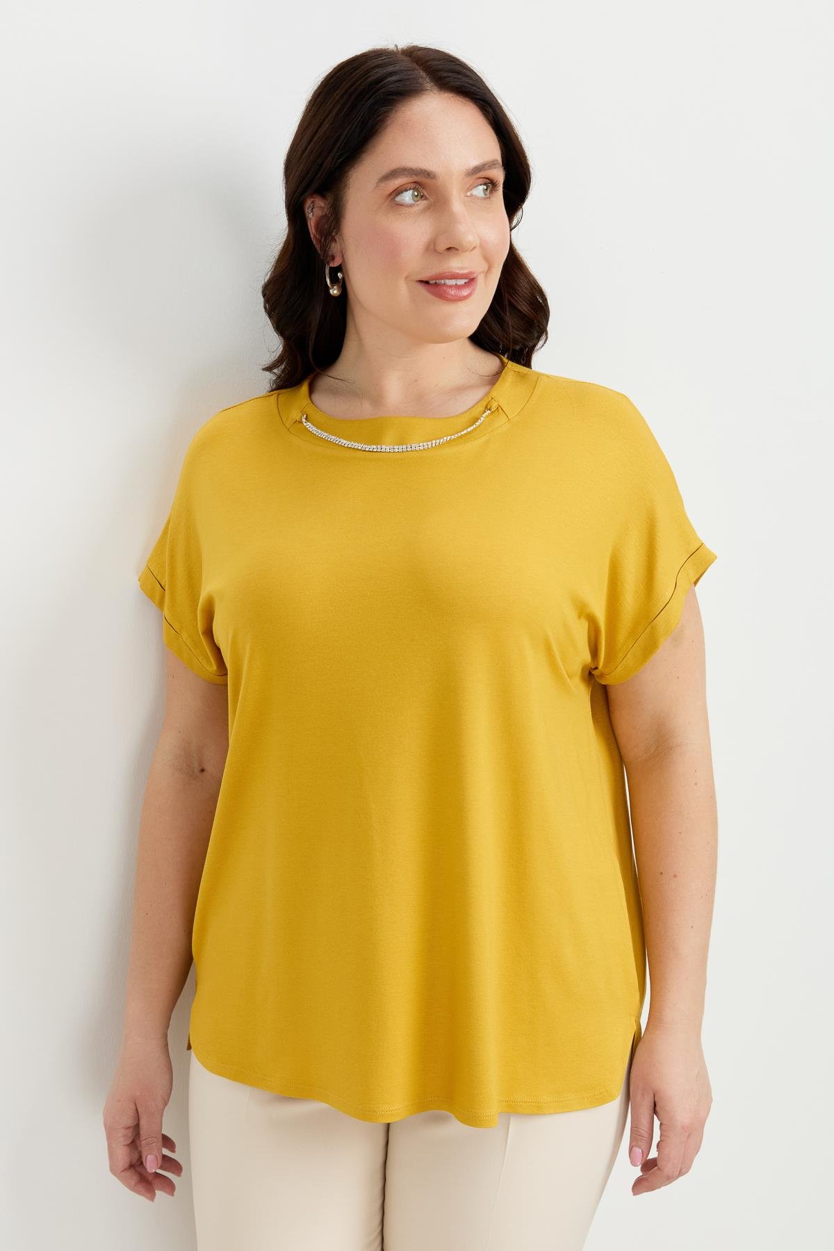 Büyük Beden Kolye Detaylı Bluz-SAFRAN