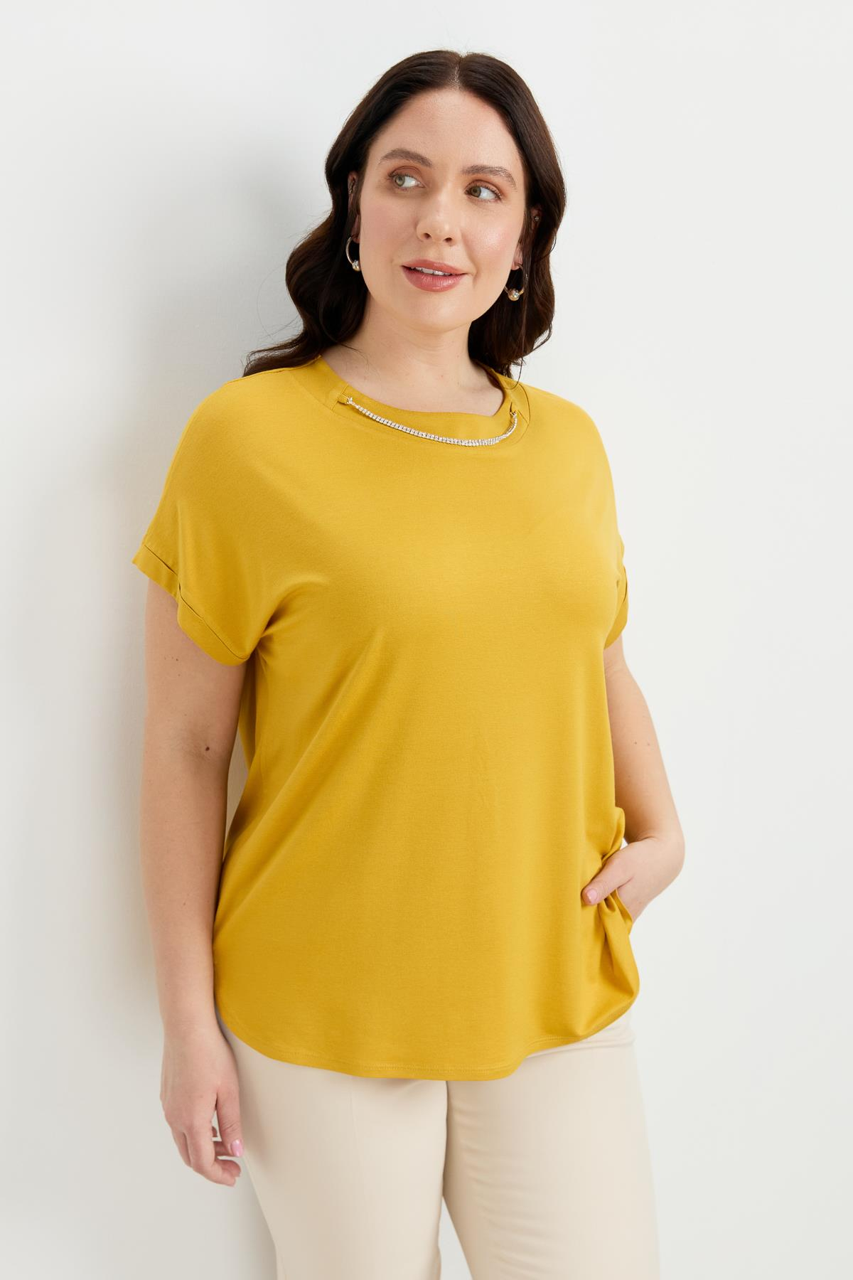 Büyük Beden Kolye Detaylı Bluz-SAFRAN