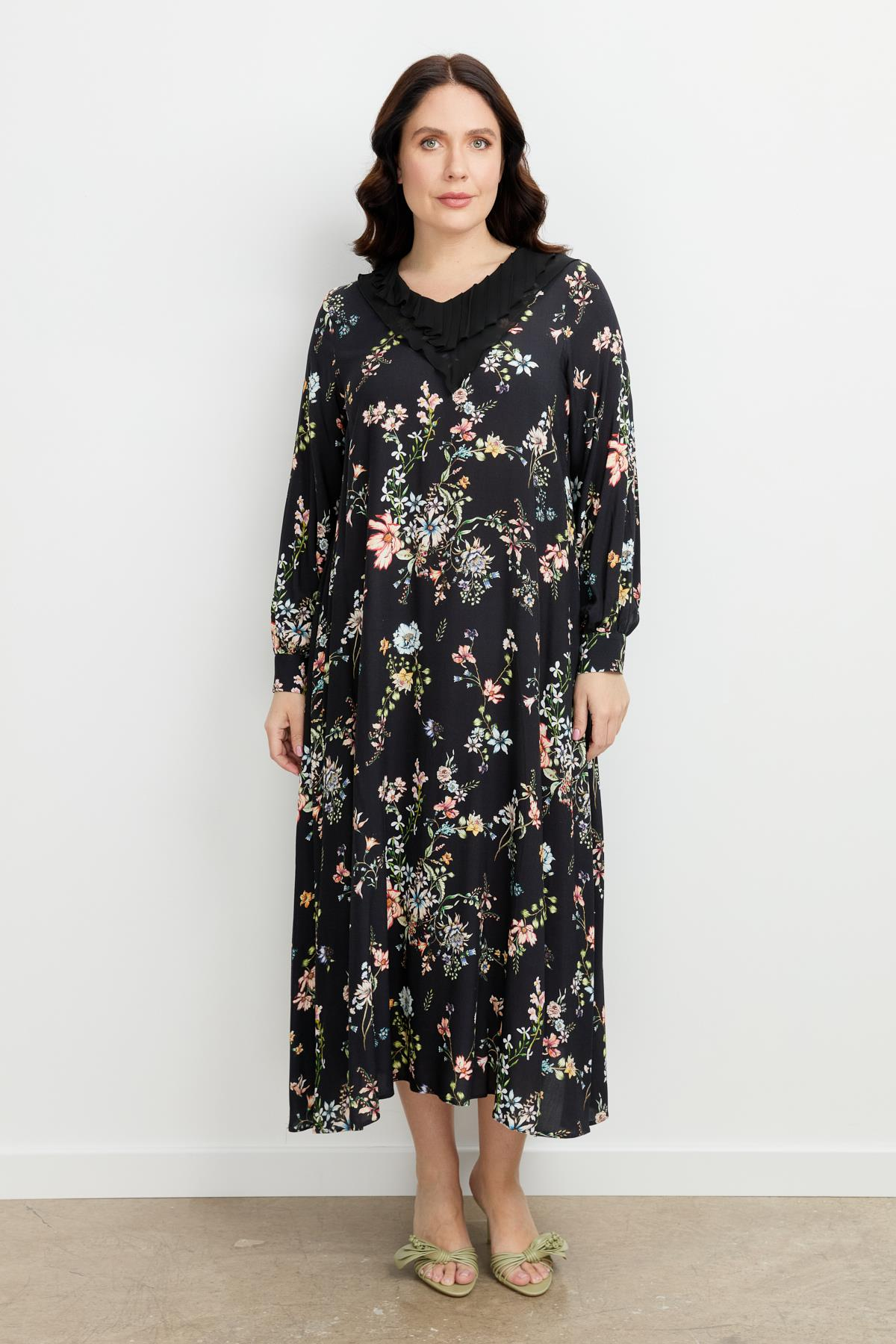 Büyük Beden Yaka Detalı Uzun Elbise-SİYAH