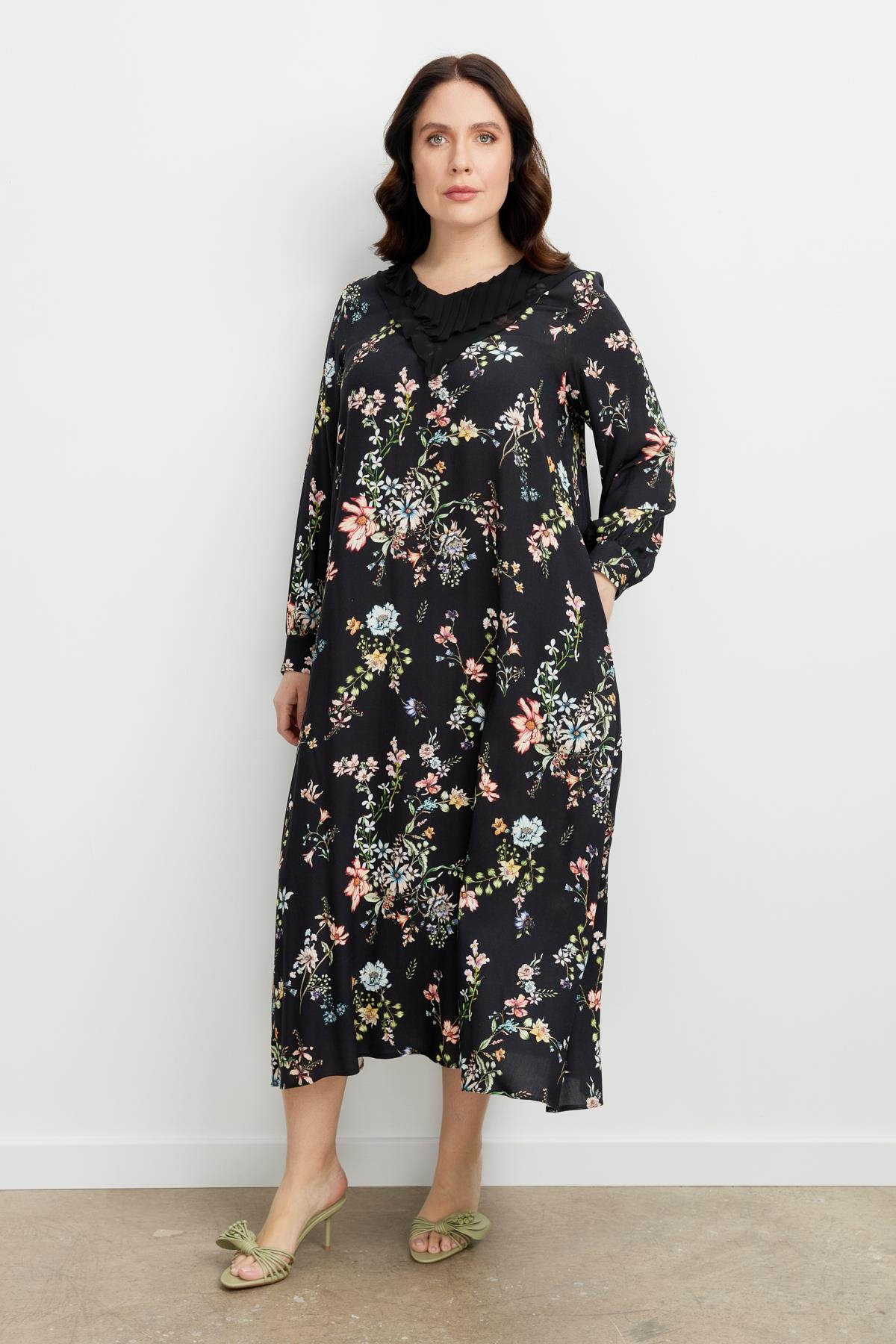 Büyük Beden Yaka Detalı Uzun Elbise-SİYAH