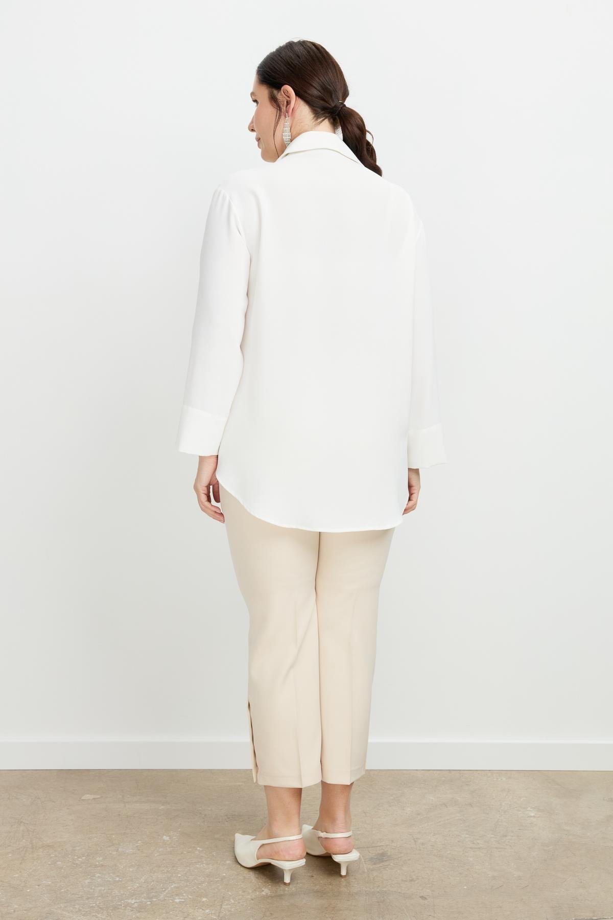 Büyük Beden Yakası Broşlu Gömlek-KEMIK