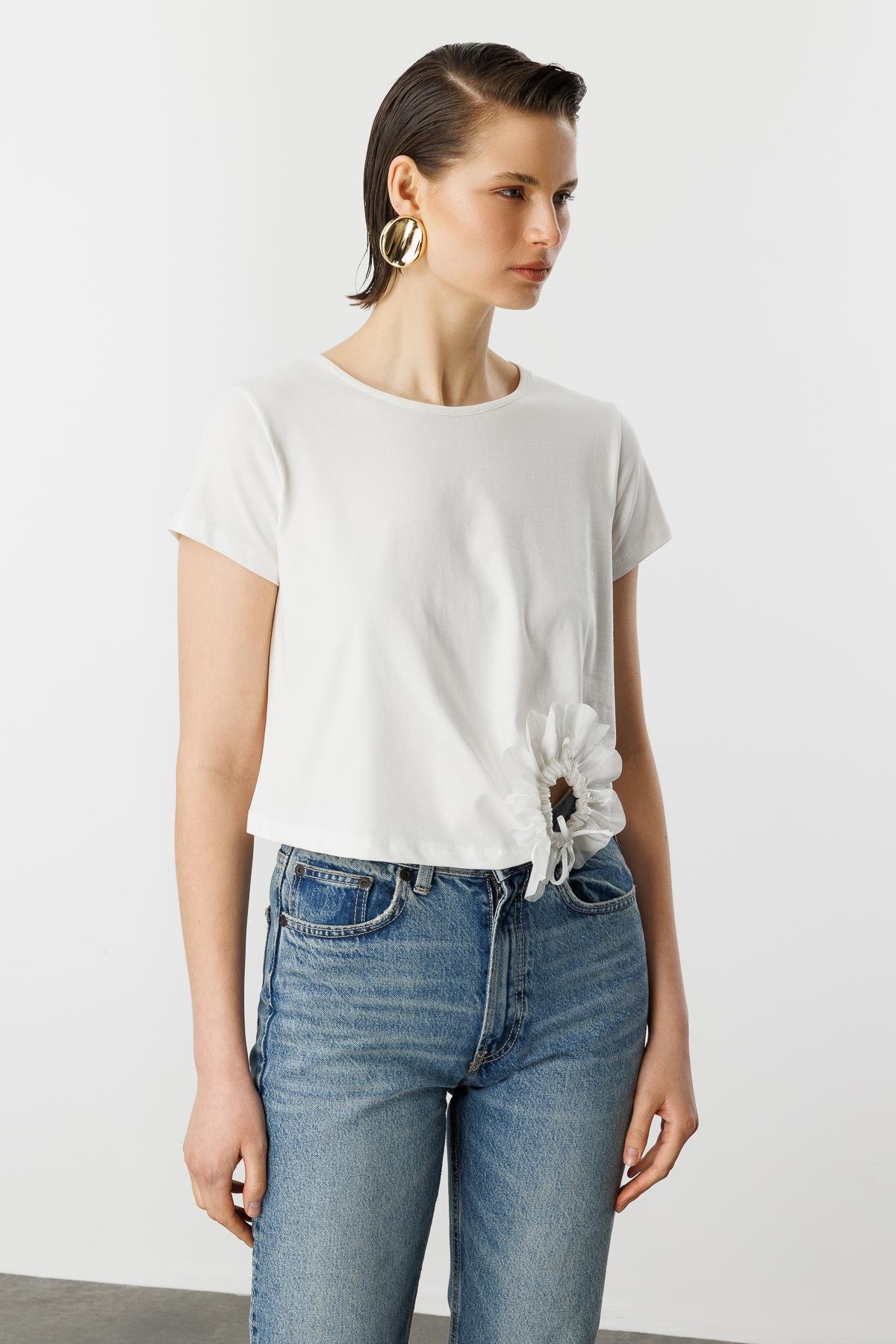 Büzgü Çiçek Detay Pamuklu Bluz-KEMIK