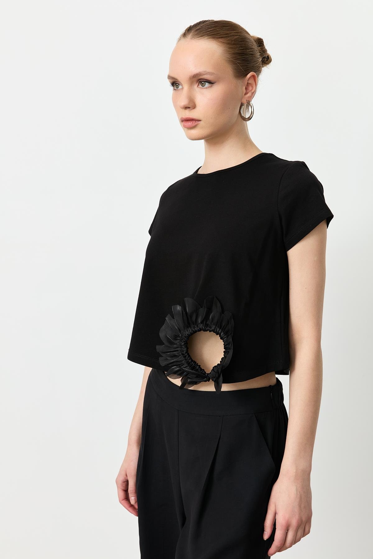 Büzgü Çiçek Detay Pamuklu Bluz-SİYAH