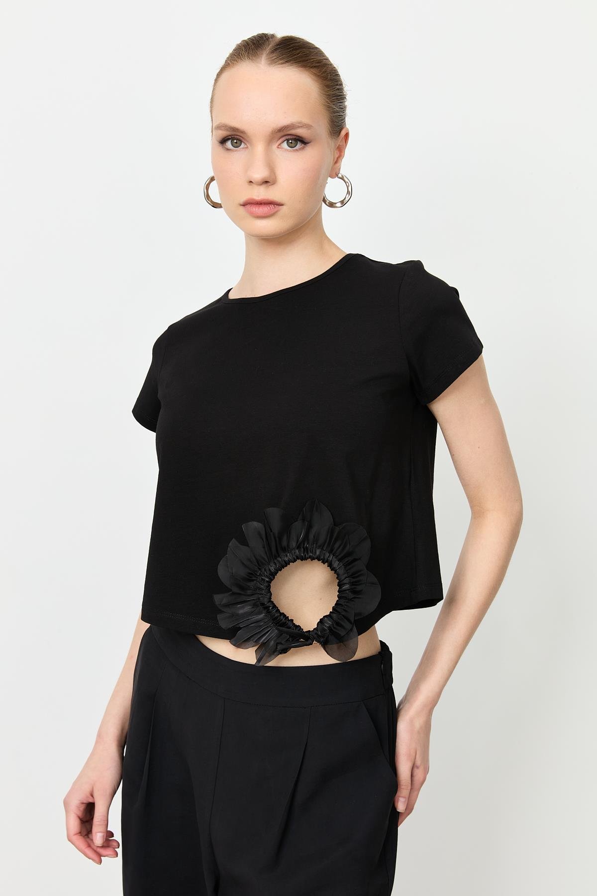Büzgü Çiçek Detay Pamuklu Bluz-SİYAH