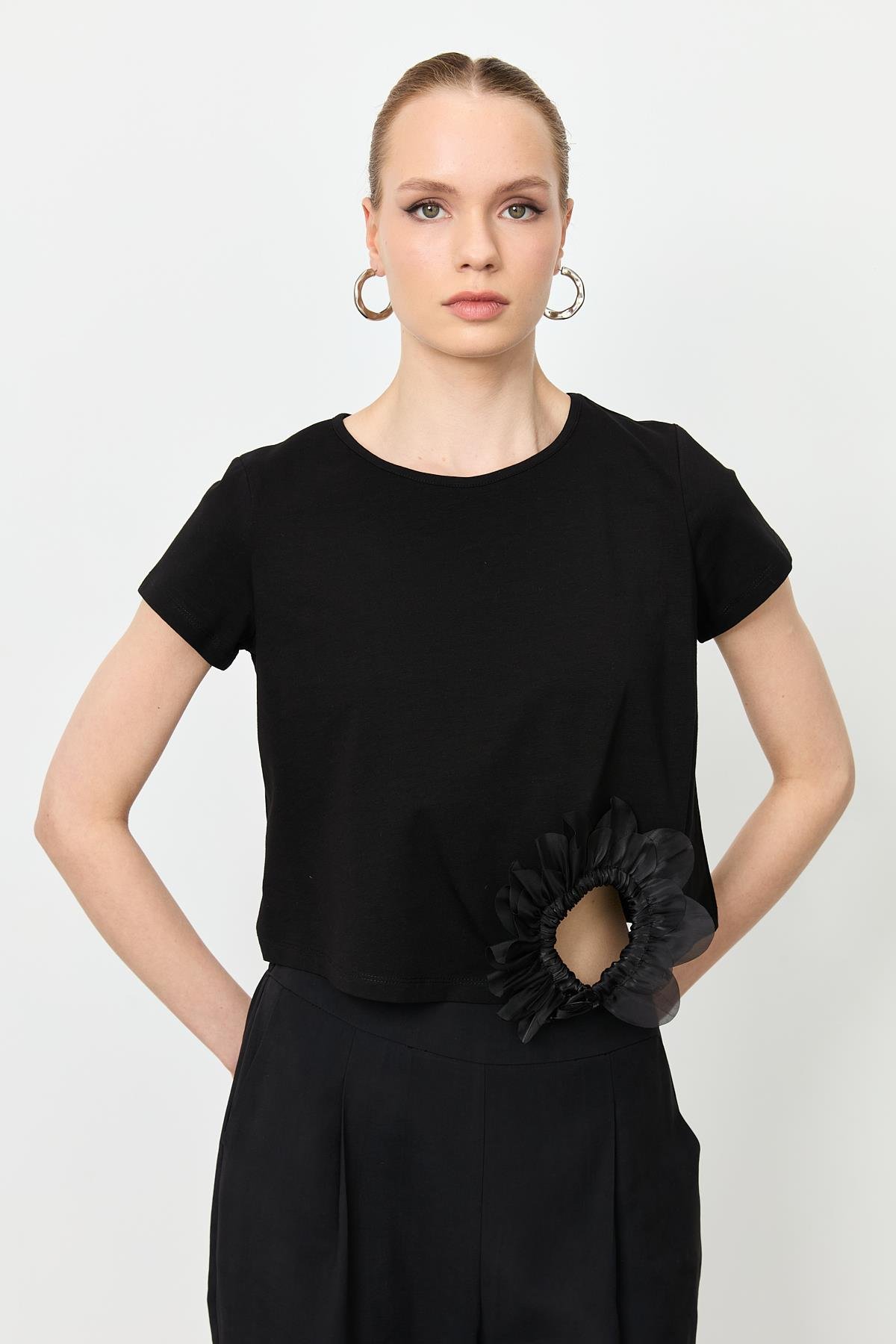 Büzgü Çiçek Detay Pamuklu Bluz-SİYAH