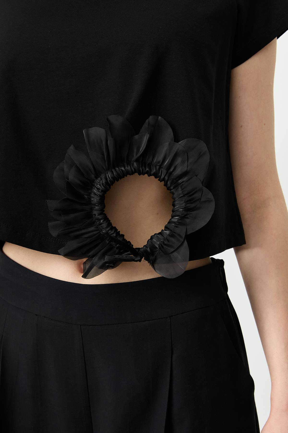 Büzgü Çiçek Detay Pamuklu Bluz-SİYAH