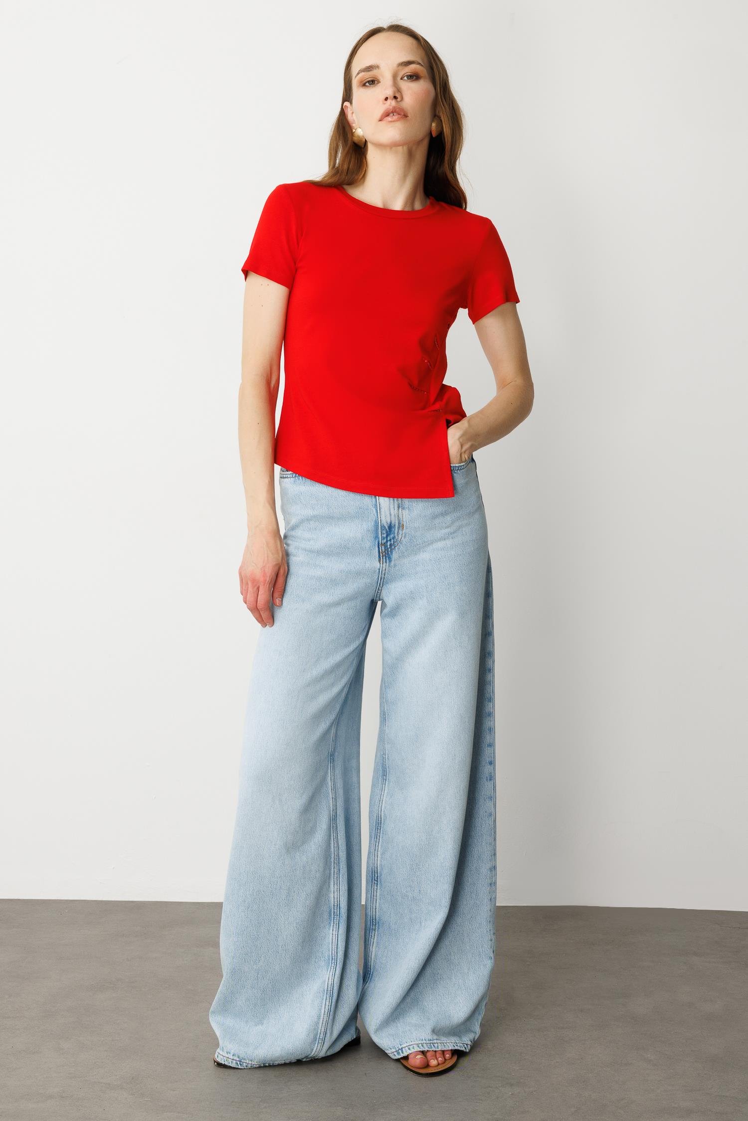 Drape Detaylı Taşlı Tişört-KIRMIZI