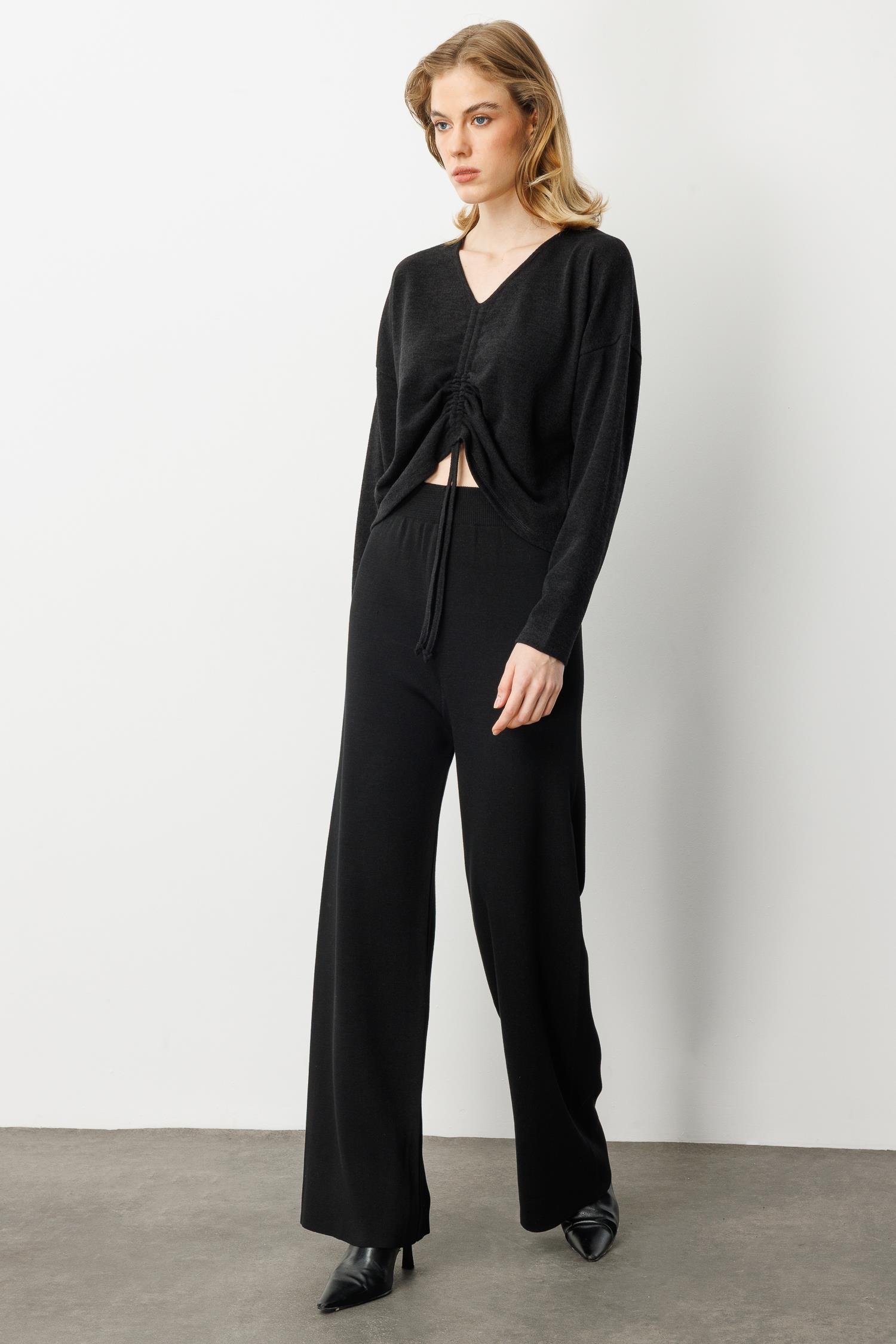 Drapeli V Yaka Dokuma Bluz-SİYAH