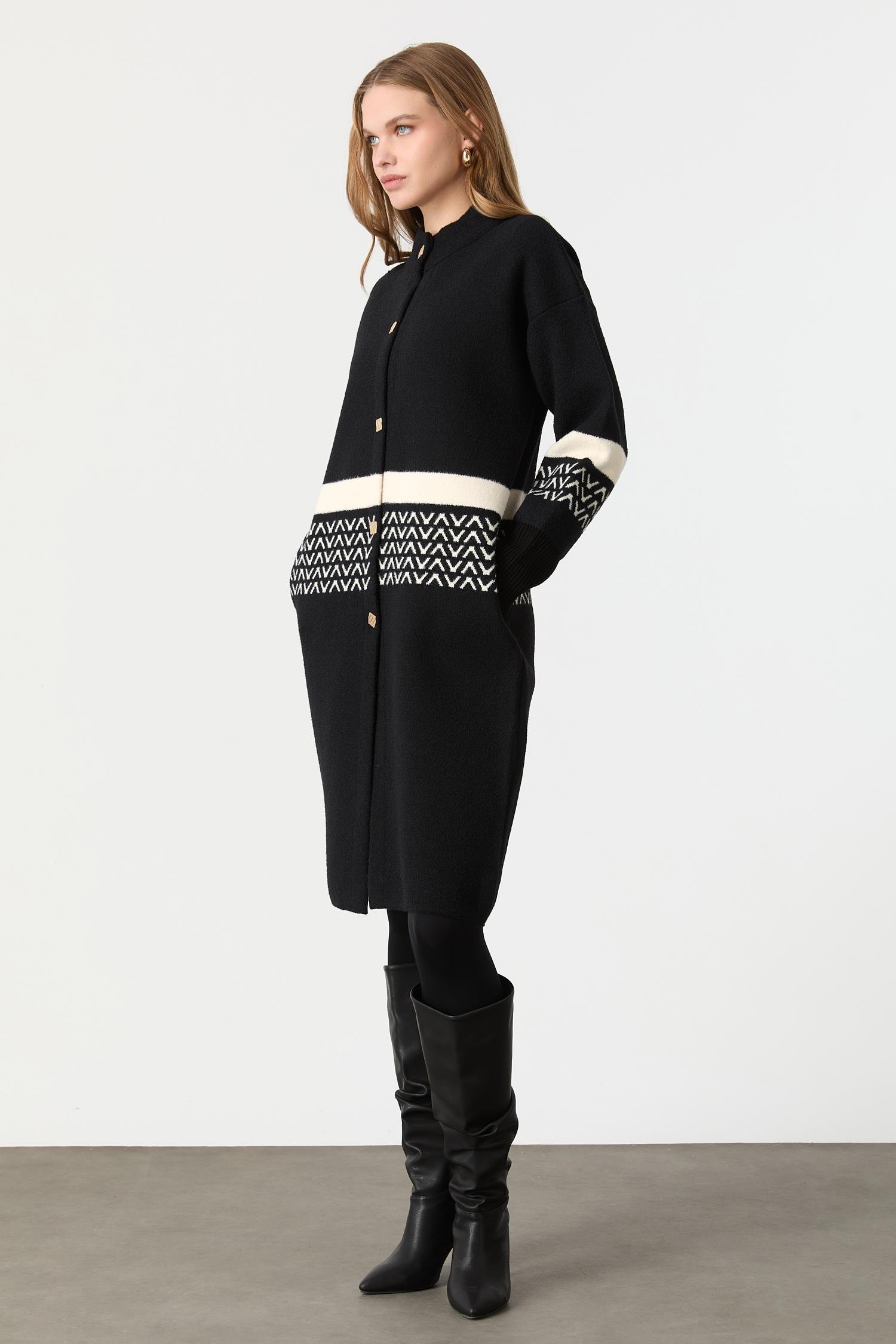 Düğme Detaylı Desenli Uzun Hırka-SİYAH