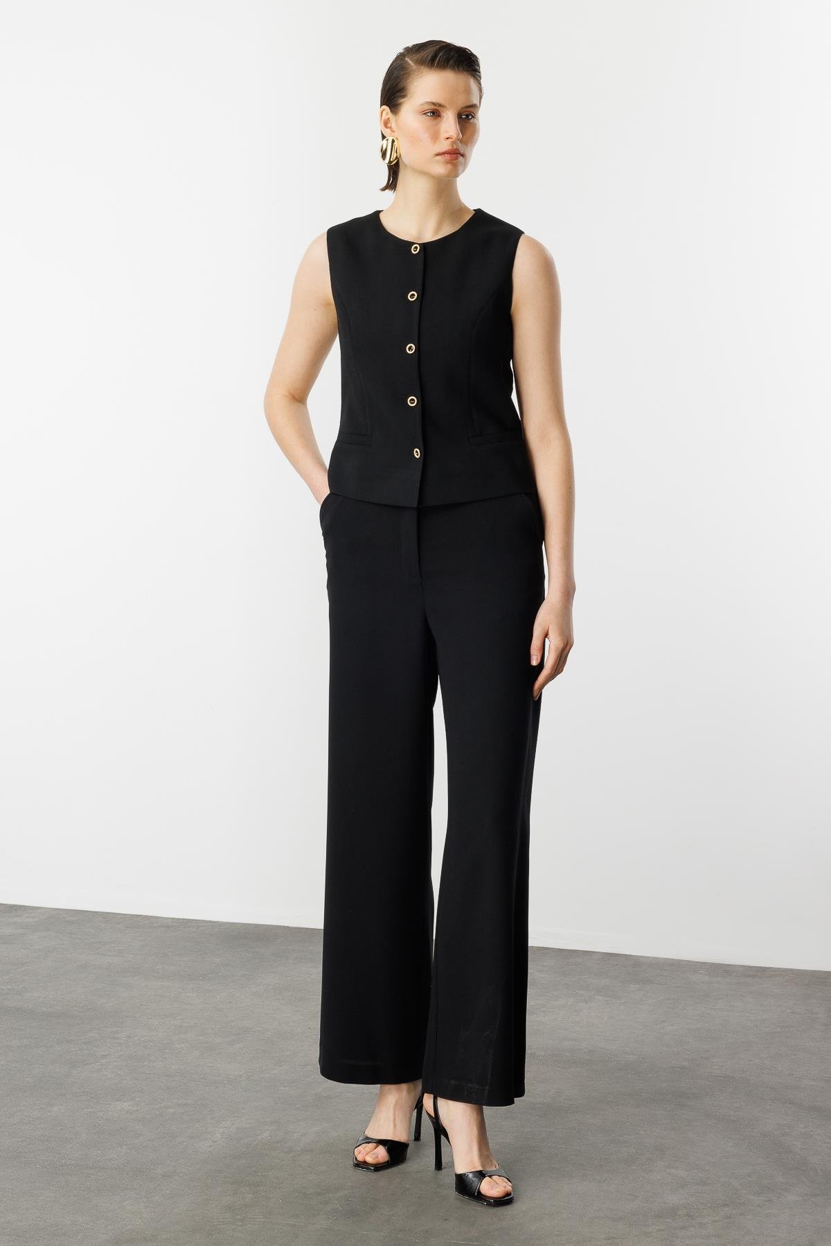 Düğme Detaylı Krep Yelek-SİYAH