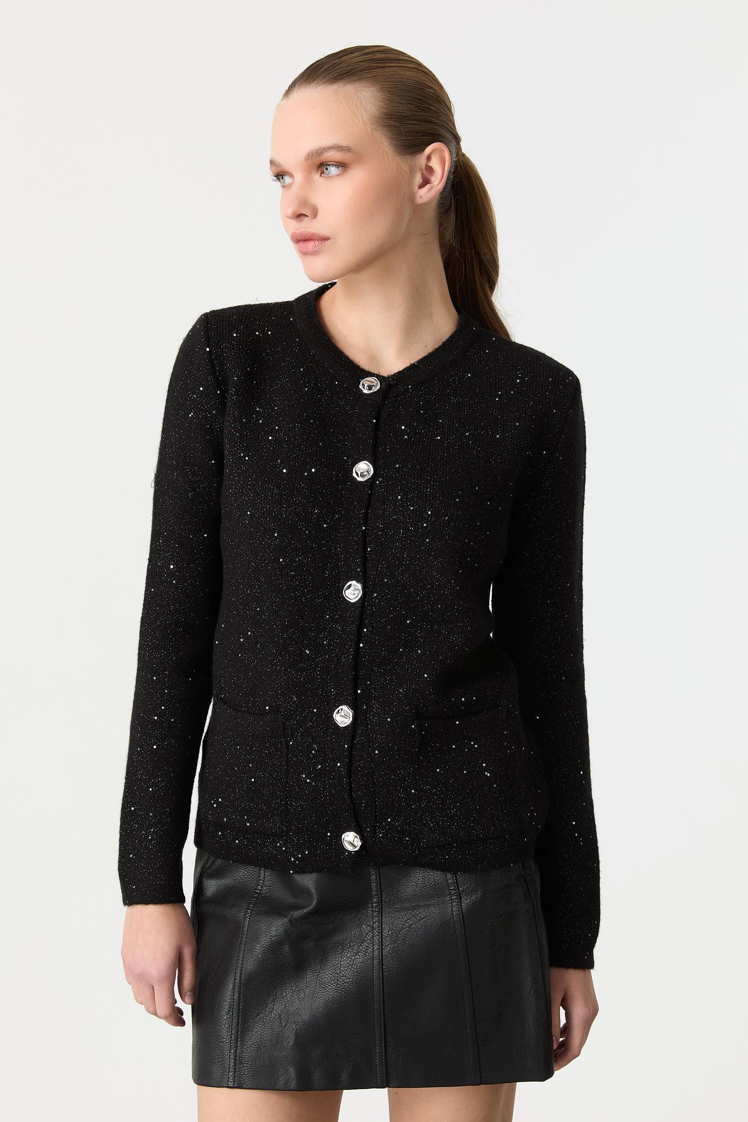 Düğme Detaylı Pullu Hırka-SİYAH