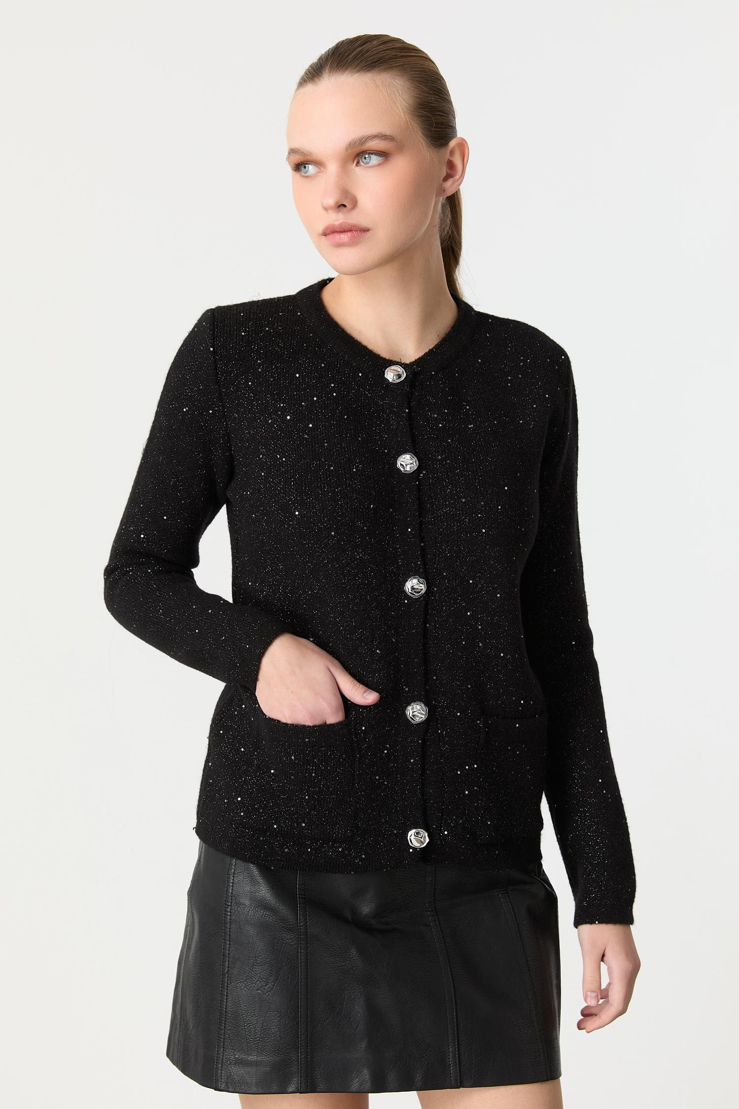 Düğme Detaylı Pullu Hırka-SİYAH