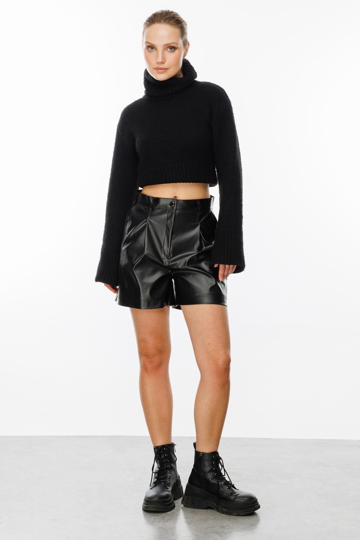 Düğme Detaylı Yüksek Bel Deri Şort