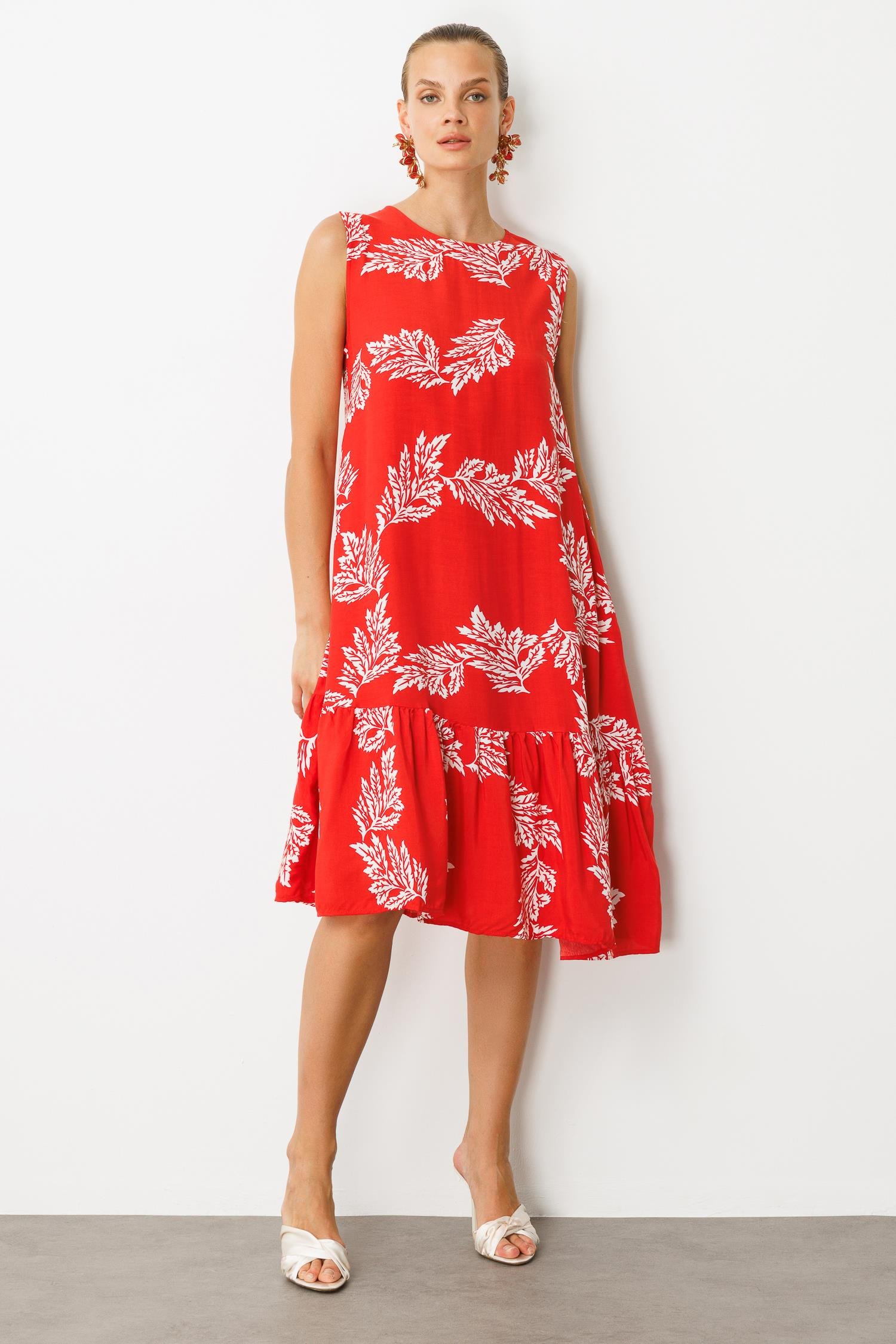 Etek Ucu Volanlı Desenli Elbise-KIRMIZI