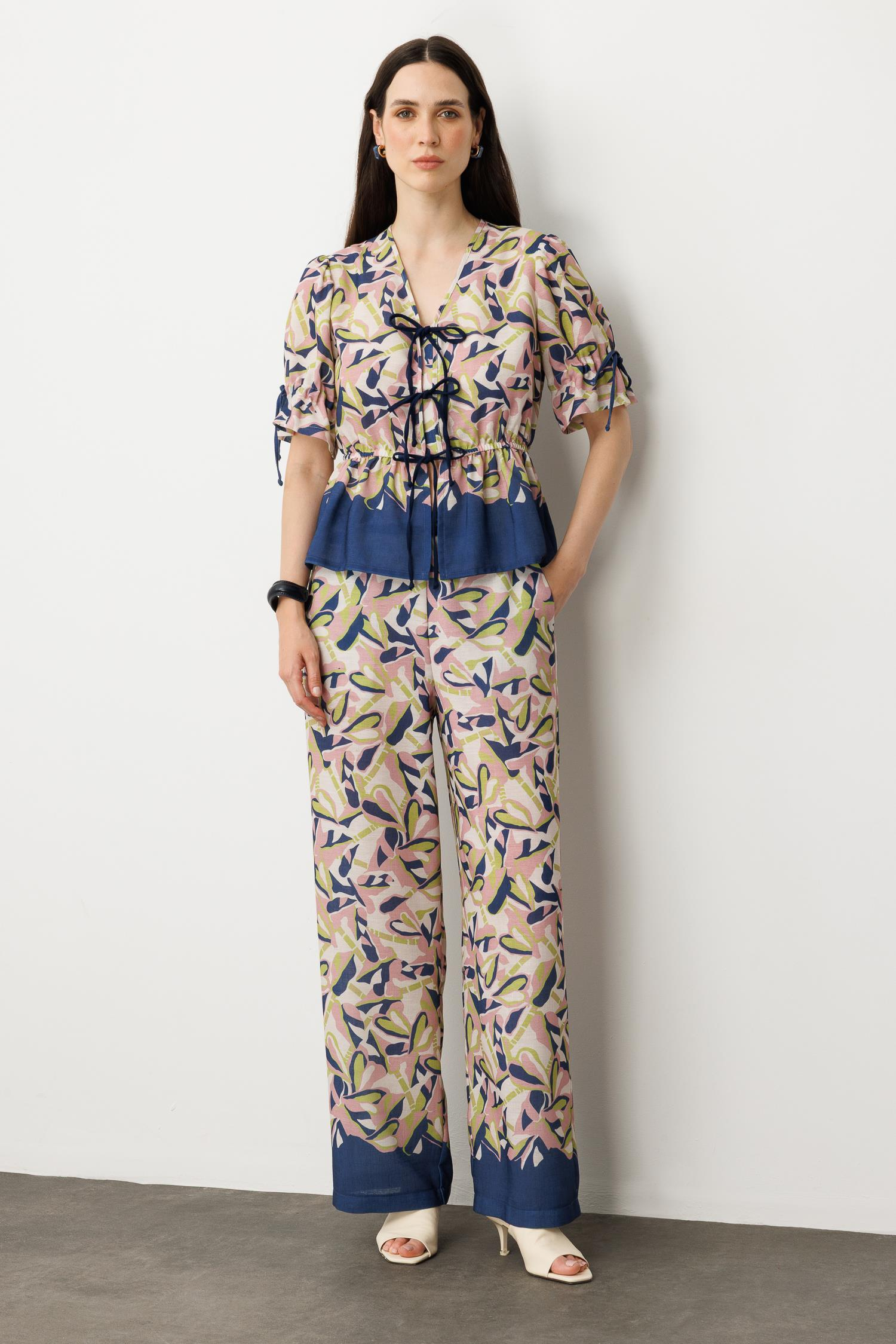 Kolları Büzgü Detaylı Desenli Bluz-LACI