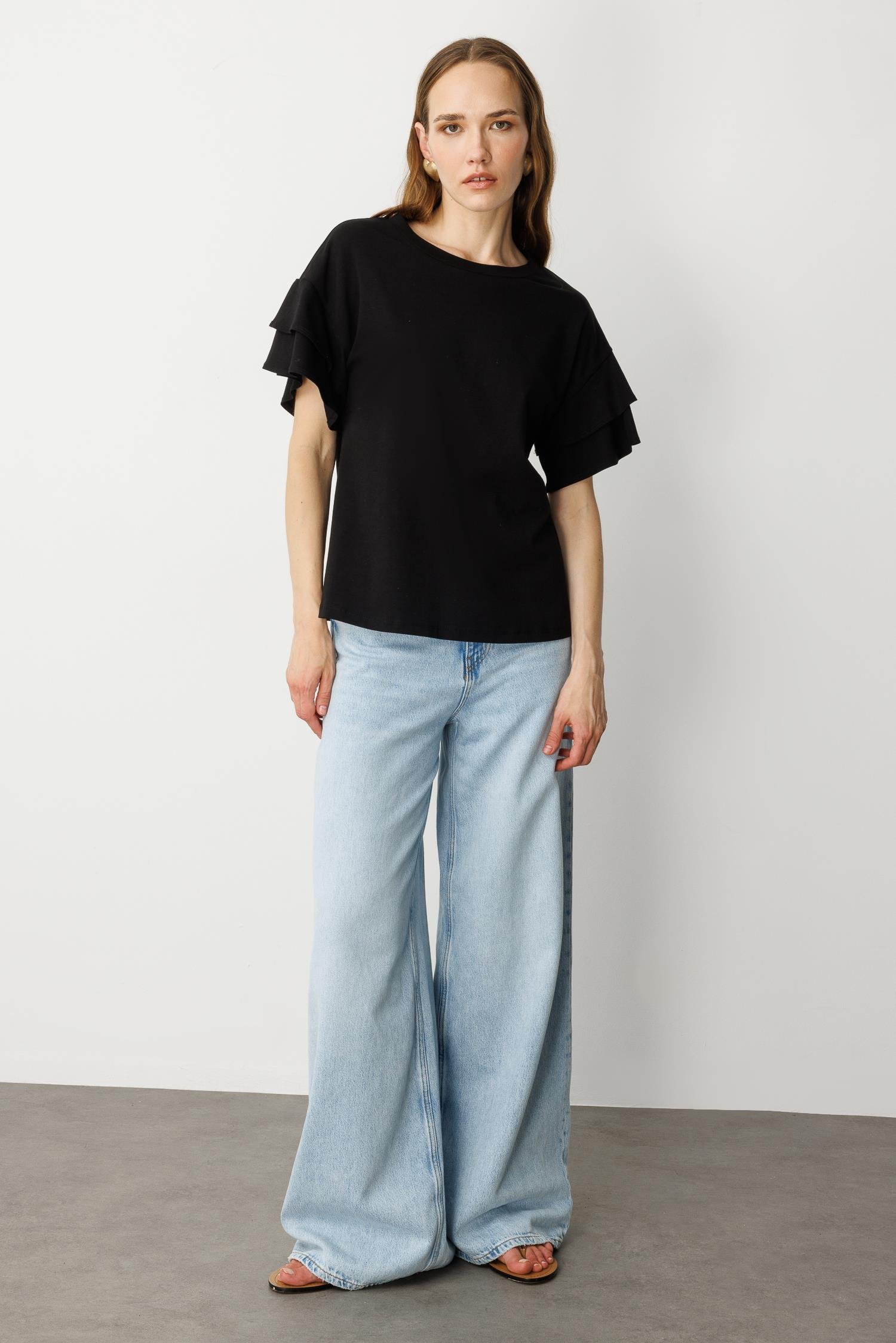 Kolları Volanlı Tişört-SİYAH