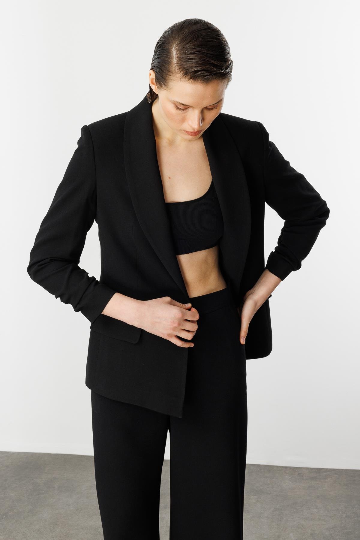 Kolu Büzgülü Cep Detaylı Ceket-SİYAH