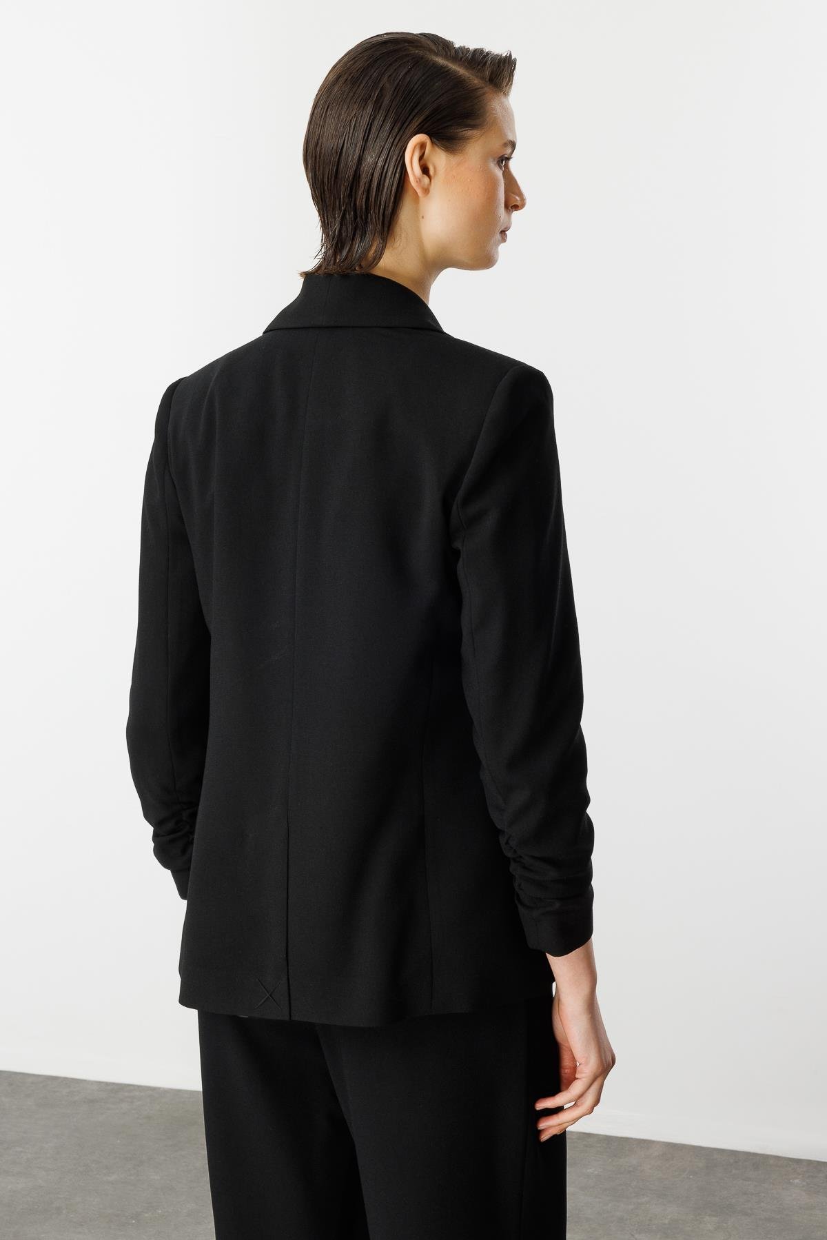 Kolu Büzgülü Cep Detaylı Ceket-SİYAH