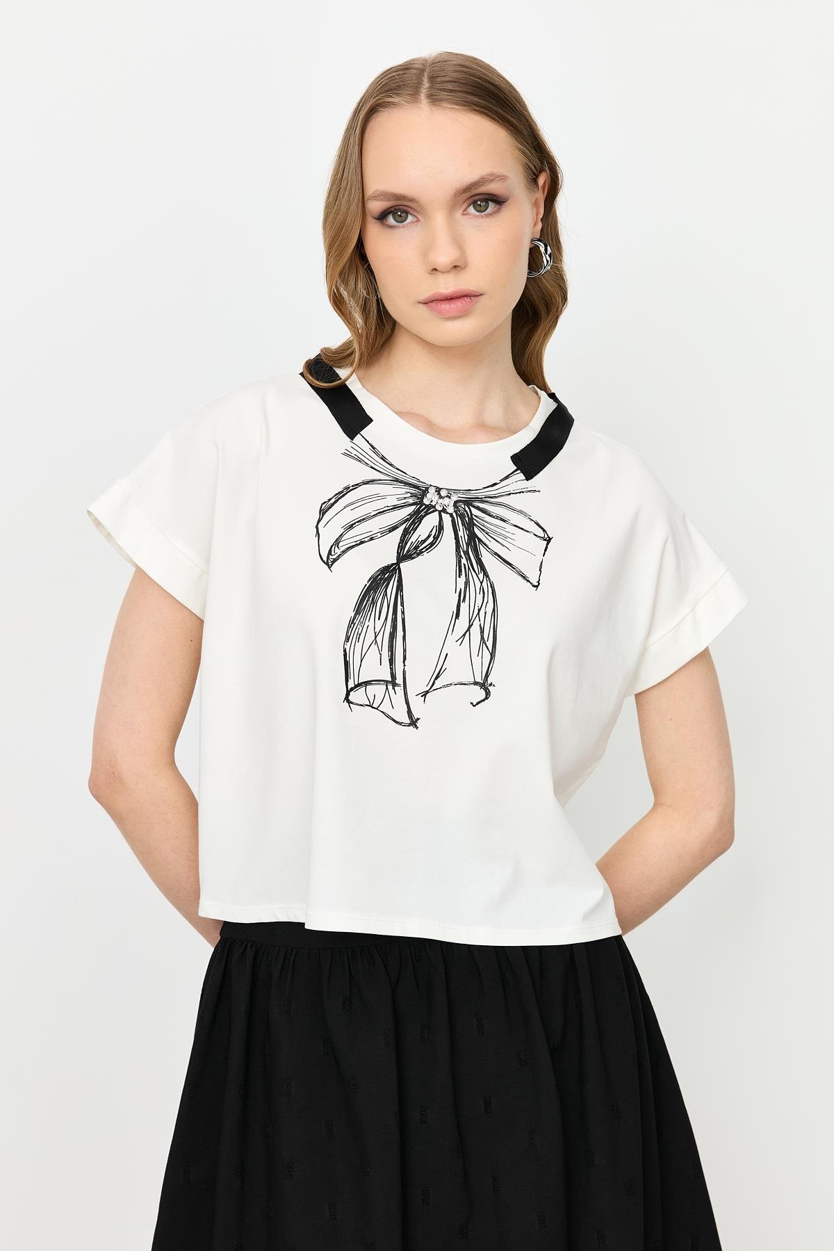 Kurdele Baskı Taş Detay Bluz-KEMIK