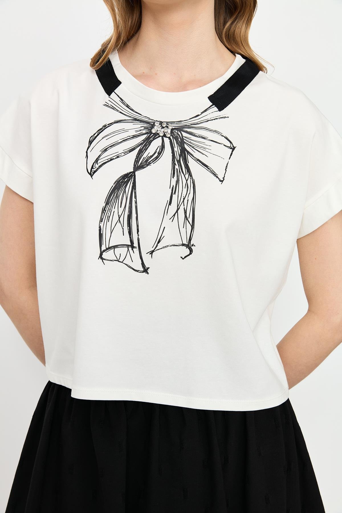 Kurdele Baskı Taş Detay Bluz-KEMIK