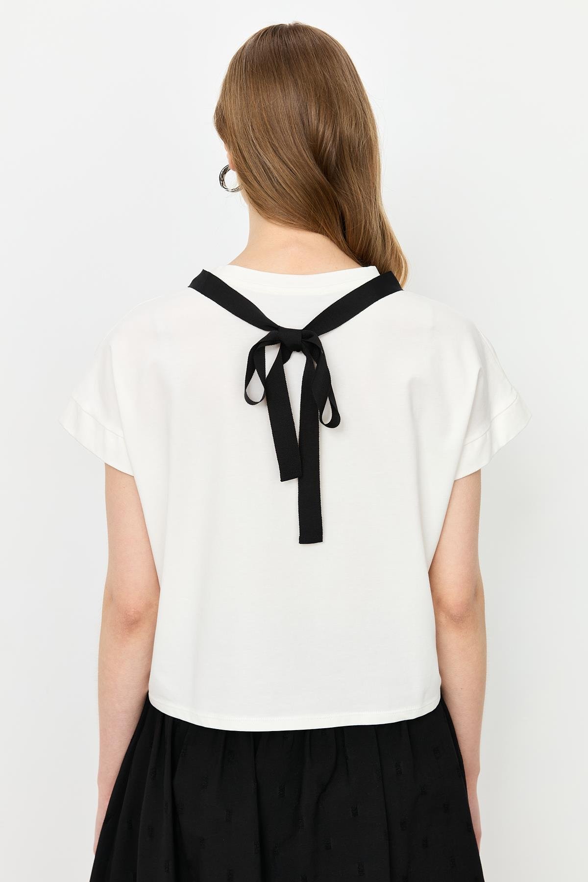 Kurdele Baskı Taş Detay Bluz-KEMIK