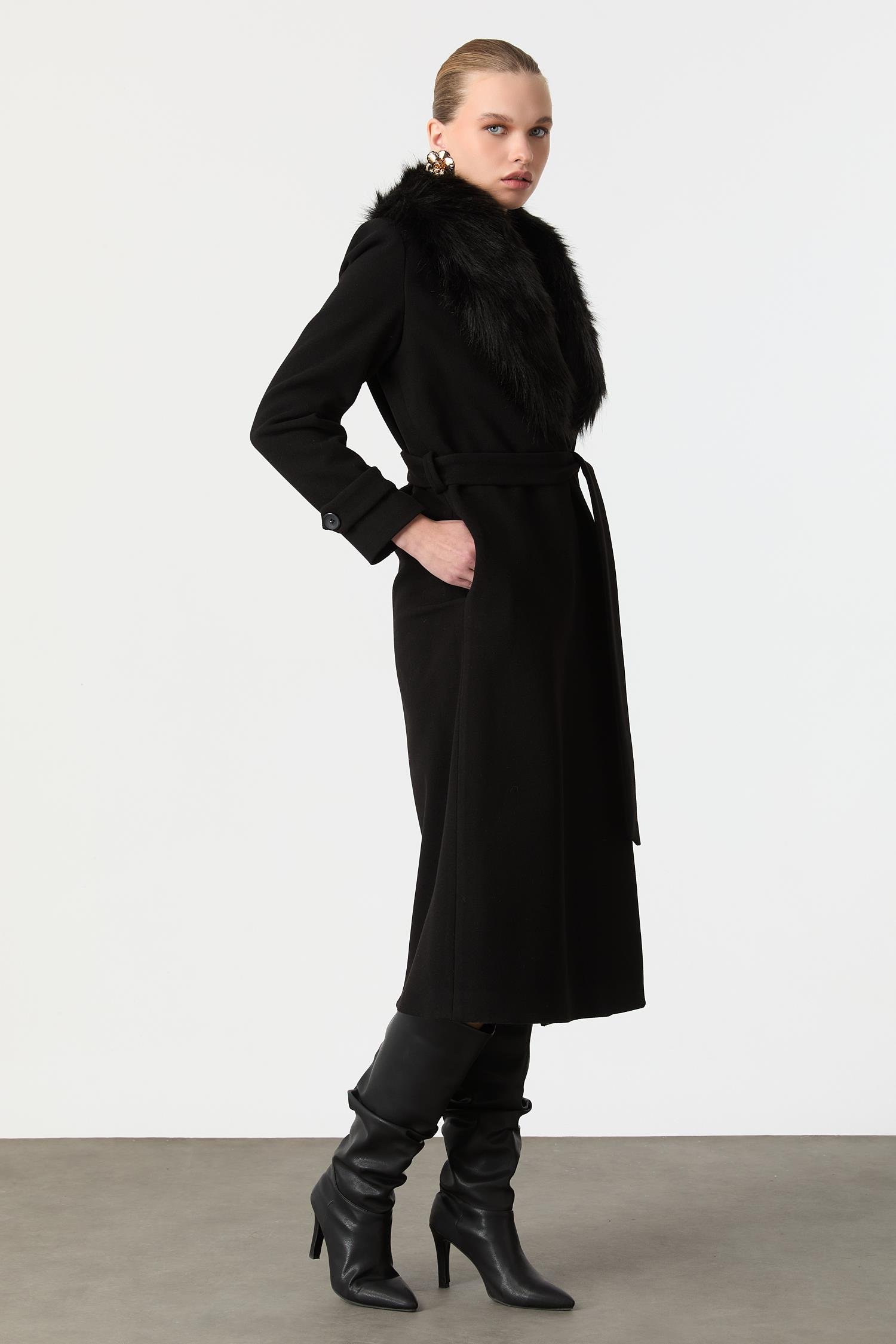 Kürk Yaka Detaylı Kaşe Kaban-SİYAH