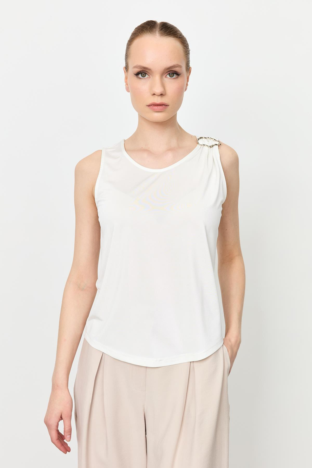 Metal Aksesuarlı Kolsuz Bluz-KEMIK