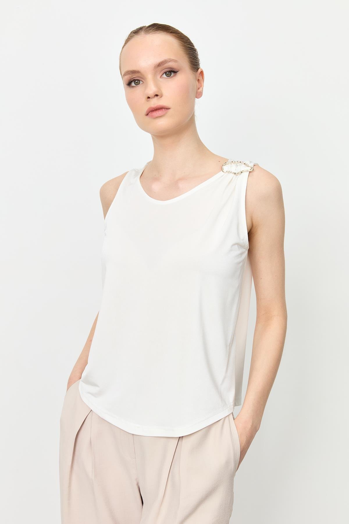 Metal Aksesuarlı Kolsuz Bluz-KEMIK