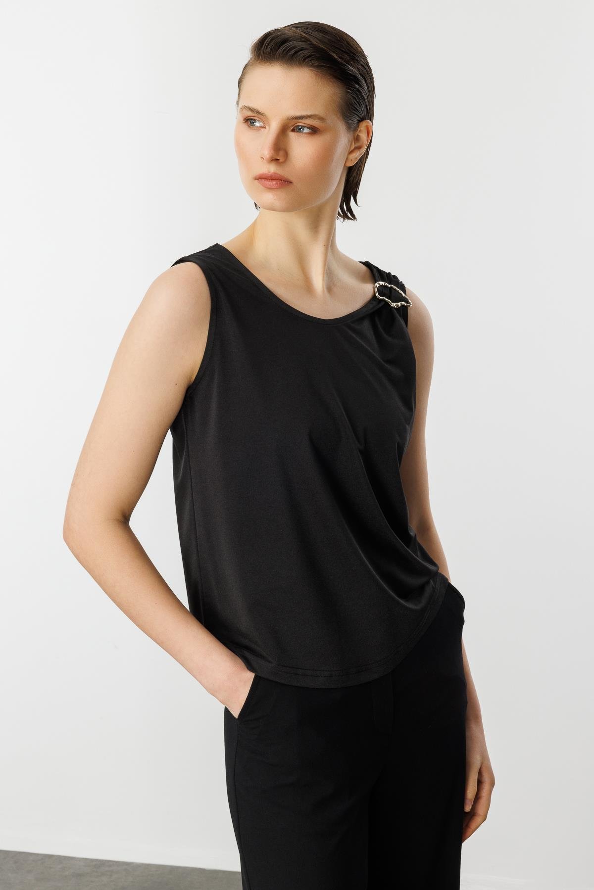 Metal Aksesuarlı Kolsuz Bluz-SİYAH