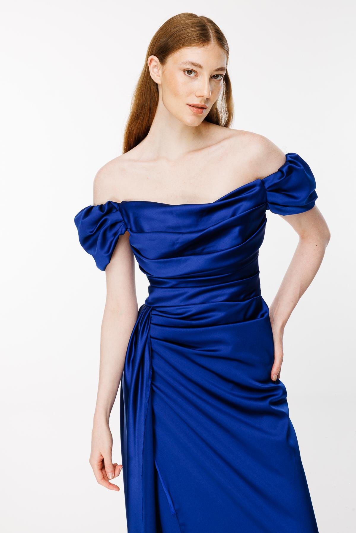 Omuzları Düşük Yırtmaçlı Saten Abiye - SAX