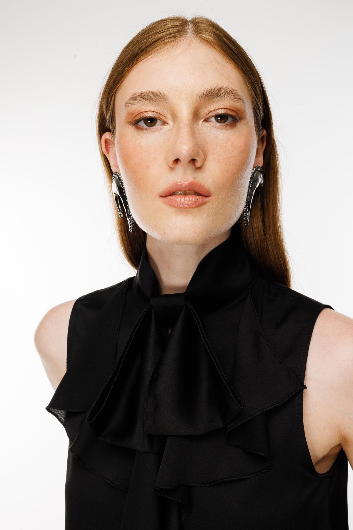 Önü Fular Detaylı Saten Bluz - SİYAH