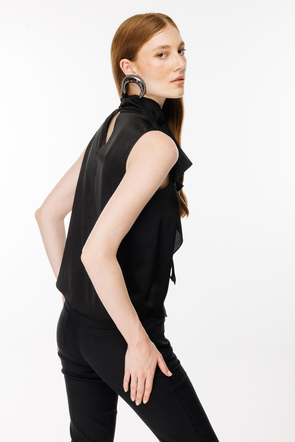 Önü Fular Detaylı Saten Bluz - SİYAH