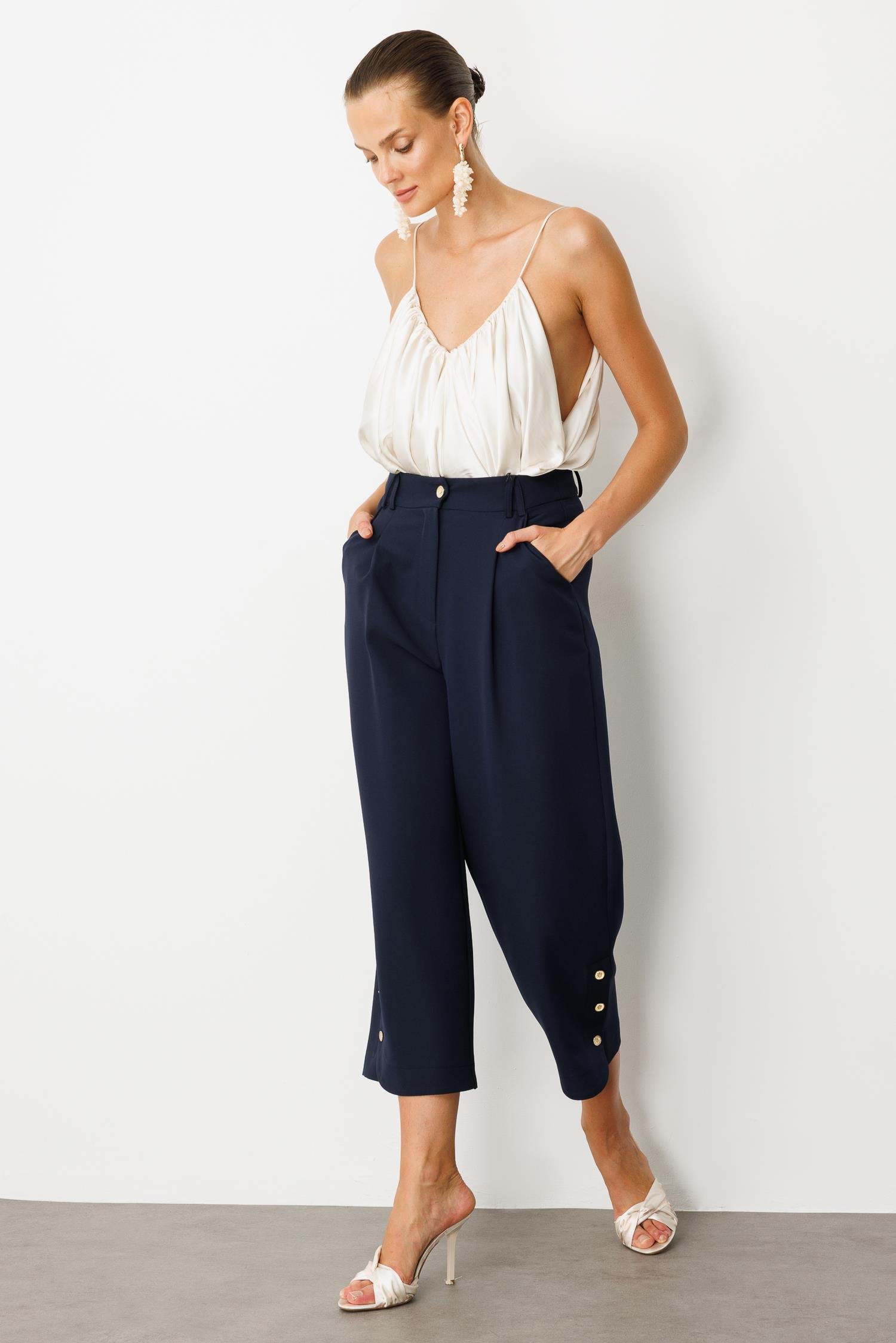 Paçası Düğme Detaylı Pantolon-LACI