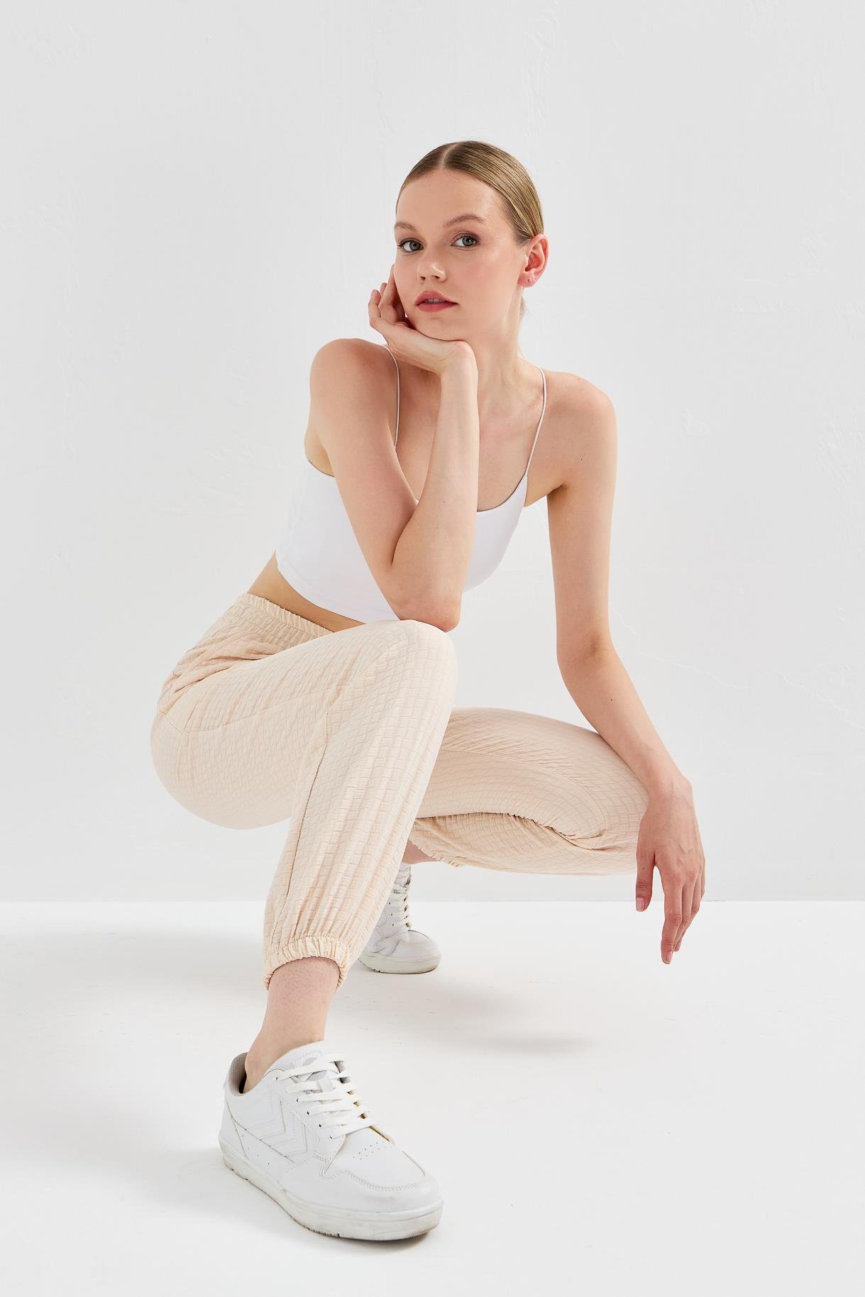 Paçası ve Beli Lastikli Dokulu Pantolon - BEJ