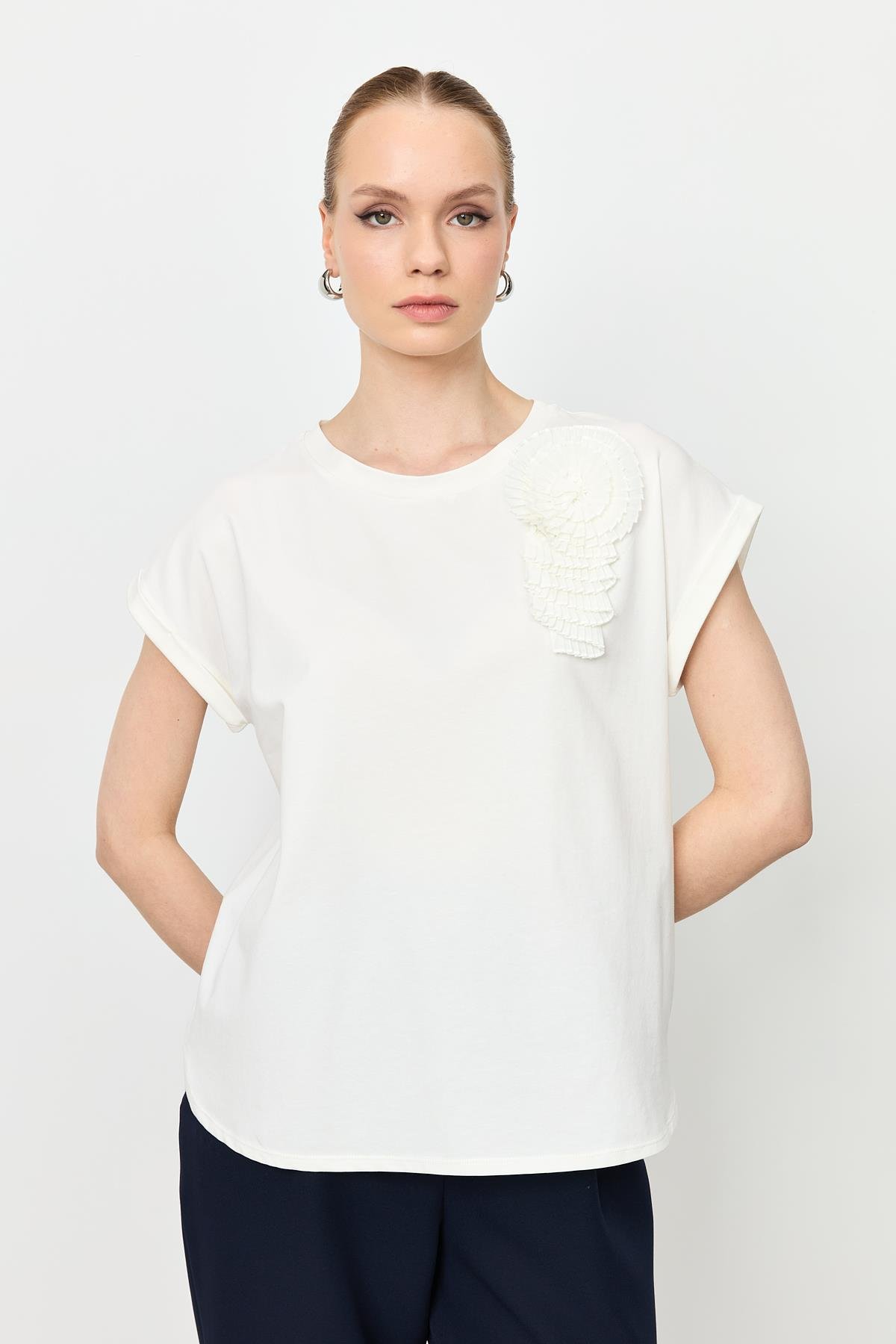 Pilise Çiçek Detaylı Bluz-KEMIK