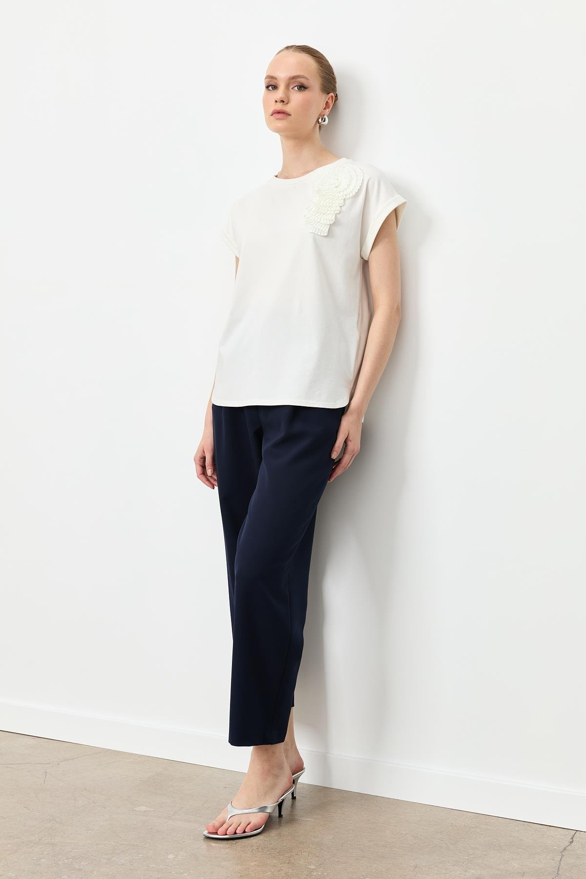 Pilise Çiçek Detaylı Bluz-KEMIK