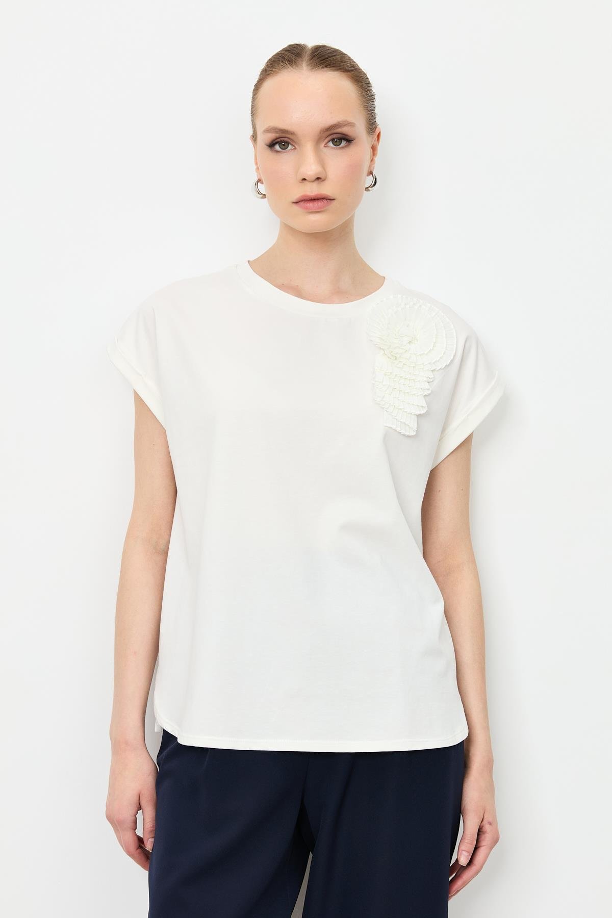 Pilise Çiçek Detaylı Bluz-KEMIK