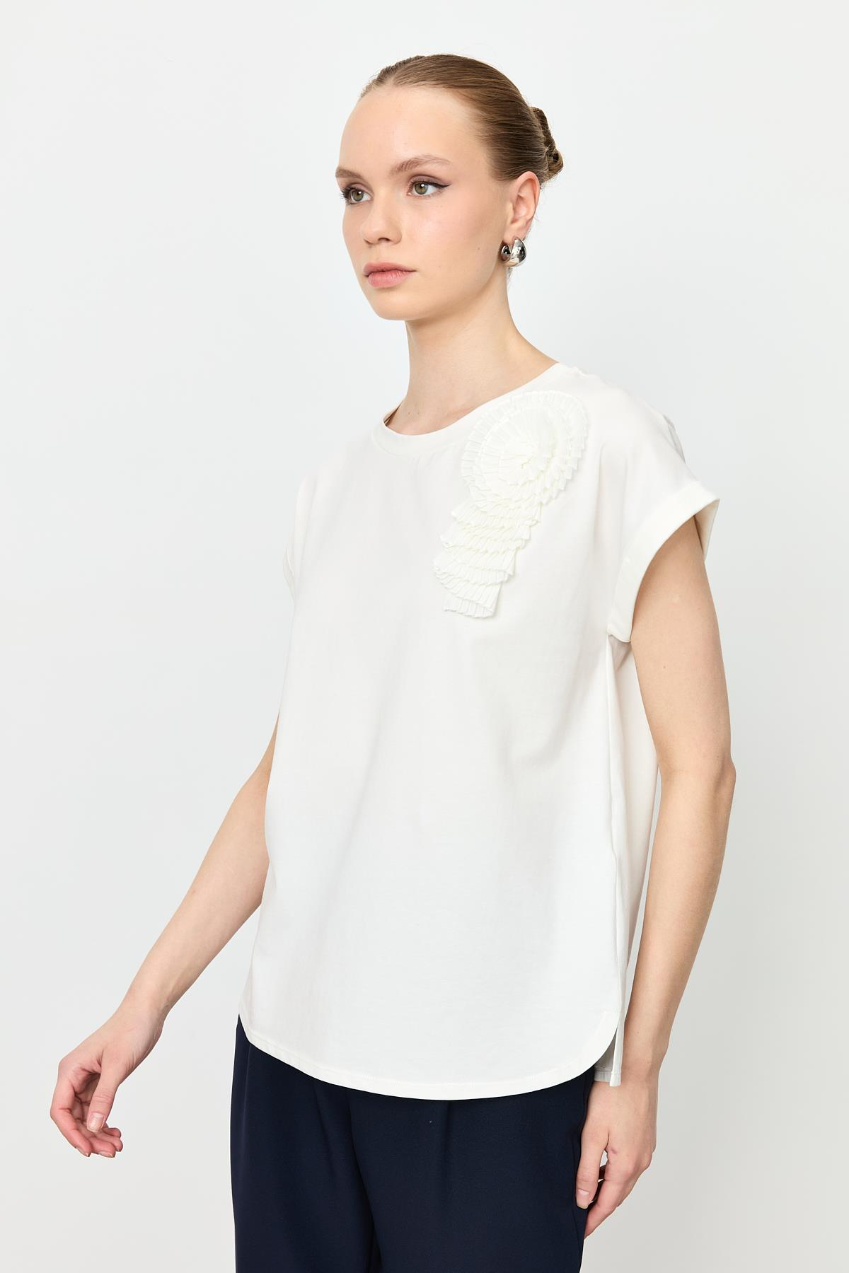 Pilise Çiçek Detaylı Bluz-KEMIK