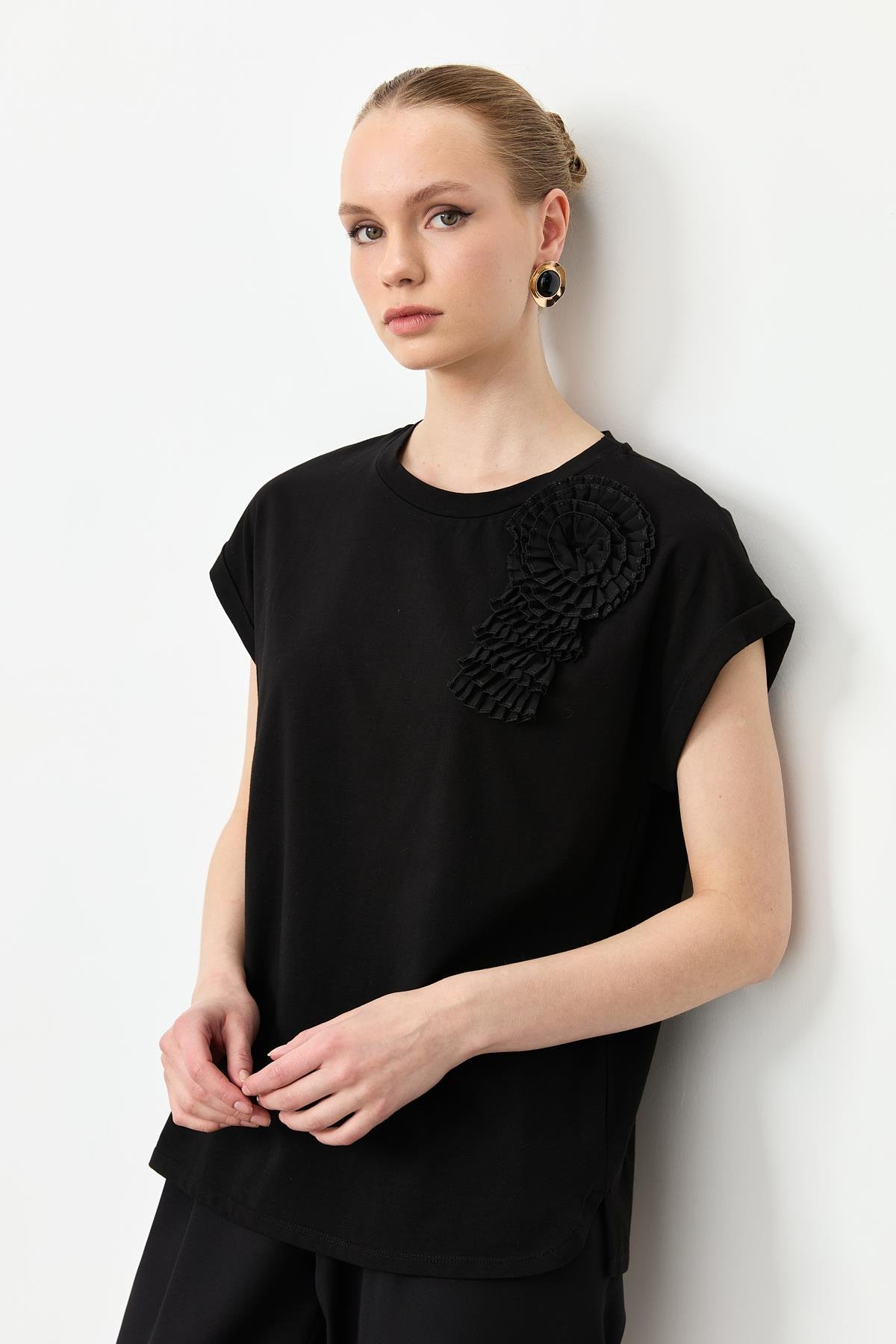 Pilise Çiçek Detaylı Bluz-SİYAH