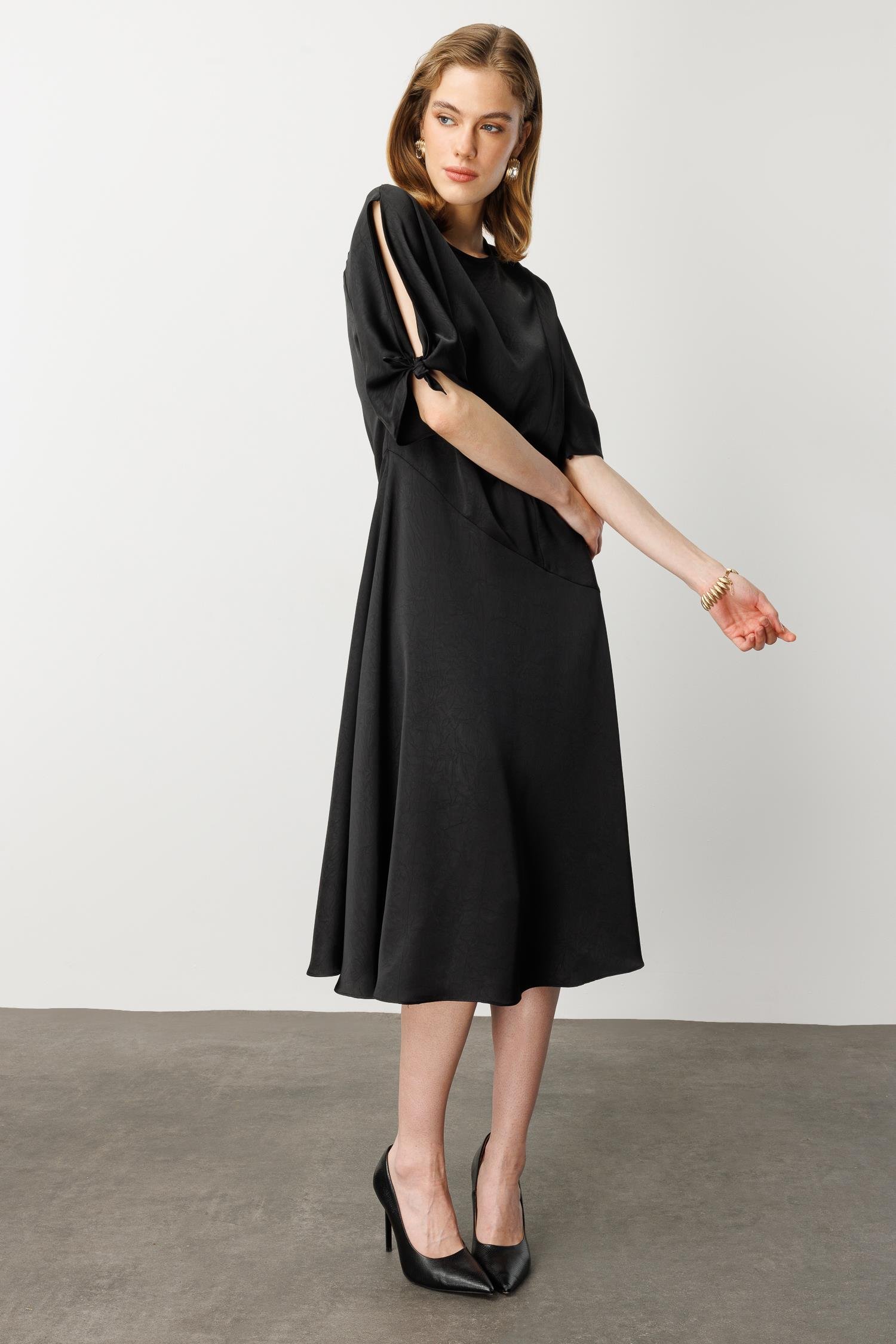 Saten Görünüm Kol Detaylı Elbise-SİYAH