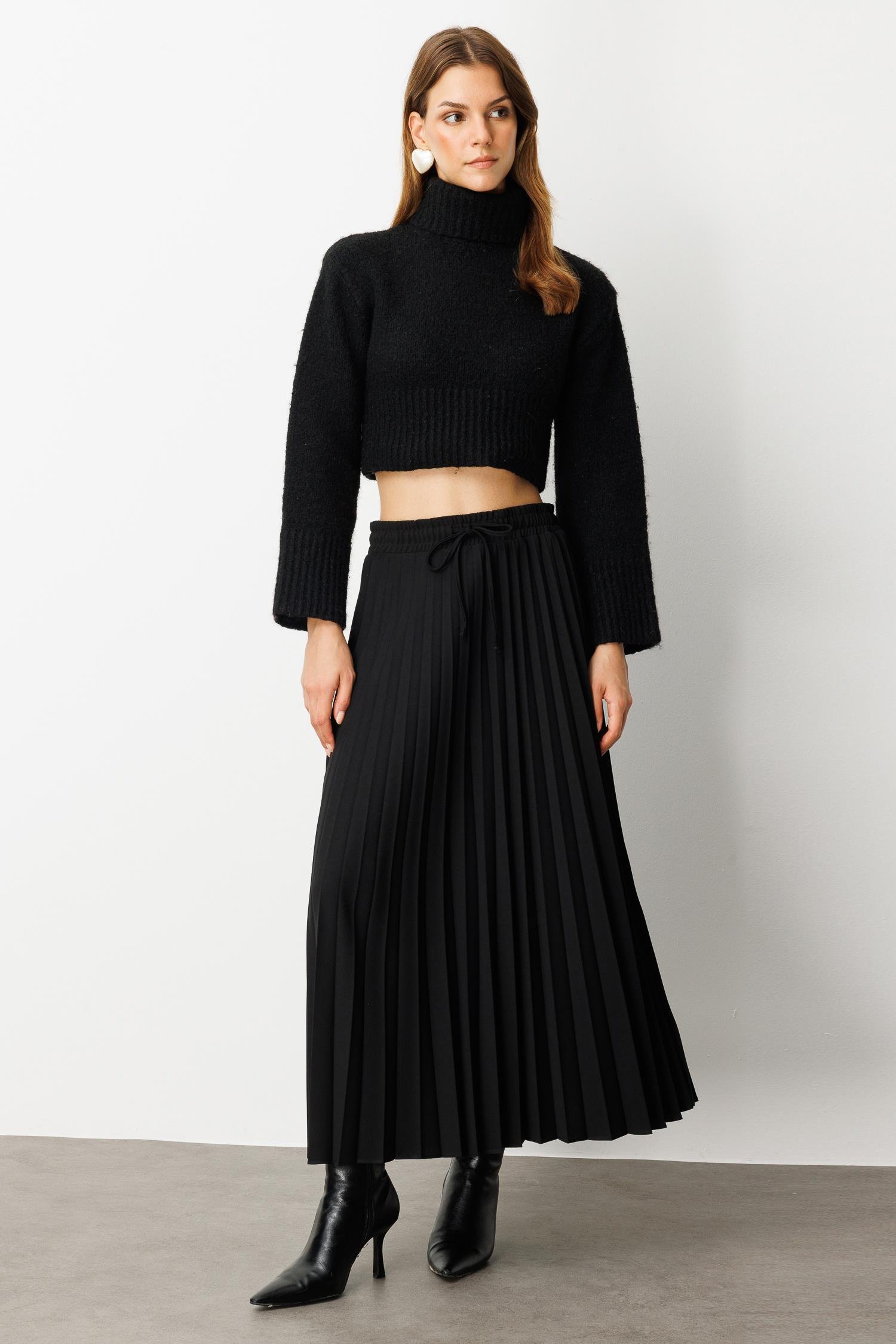 Saten Görünüm Yırtmaç Detaylı Etek-SİYAH