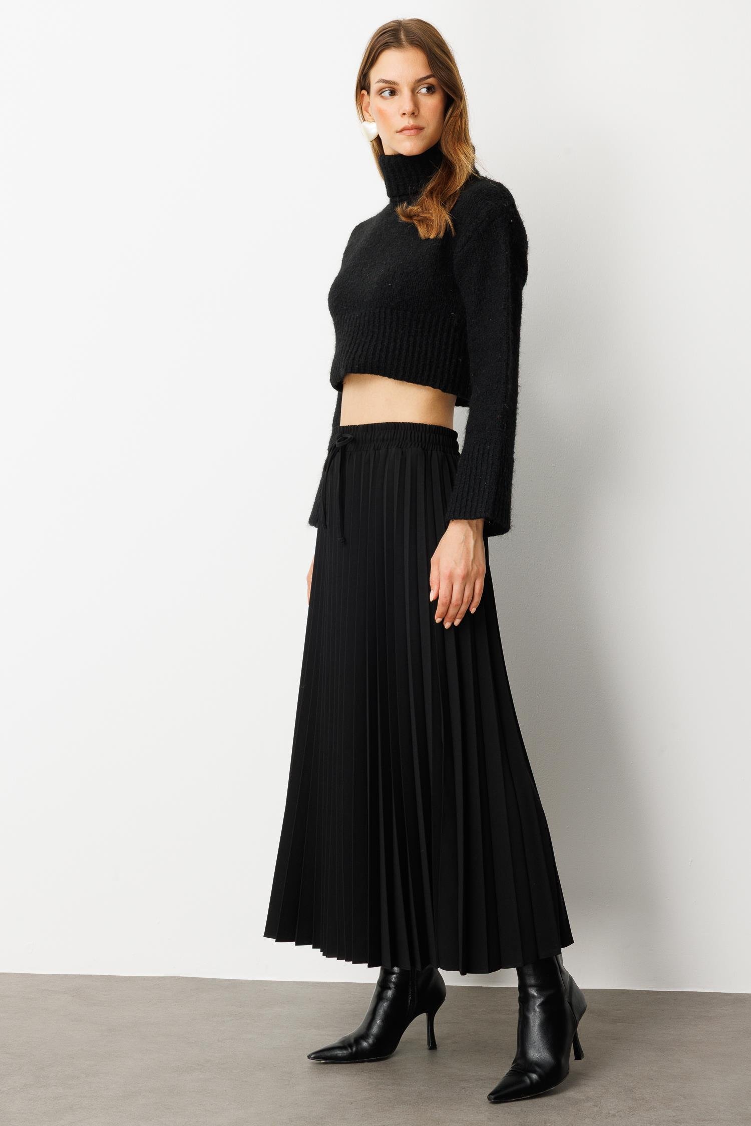 Saten Görünüm Yırtmaç Detaylı Etek-SİYAH