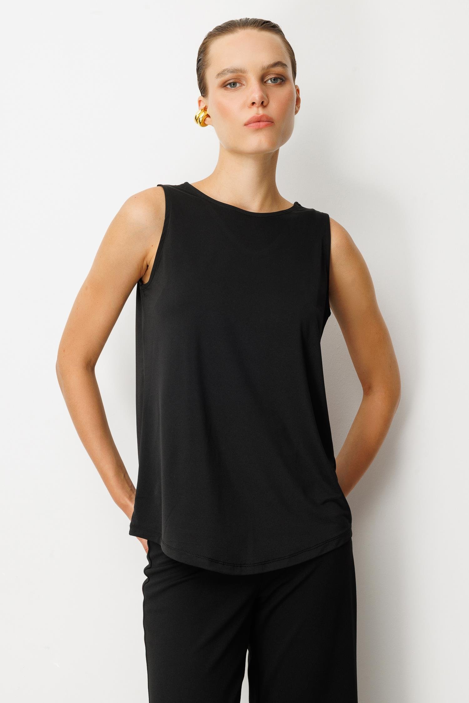 Sırt Detaylı Kolsuz Bluz-SİYAH