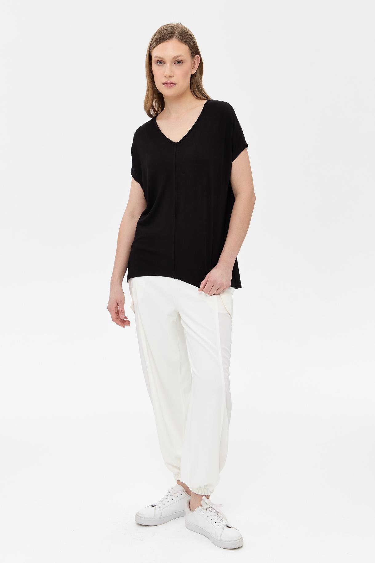 V Yaka Önü Dikiş Detaylı Tişört - SİYAH