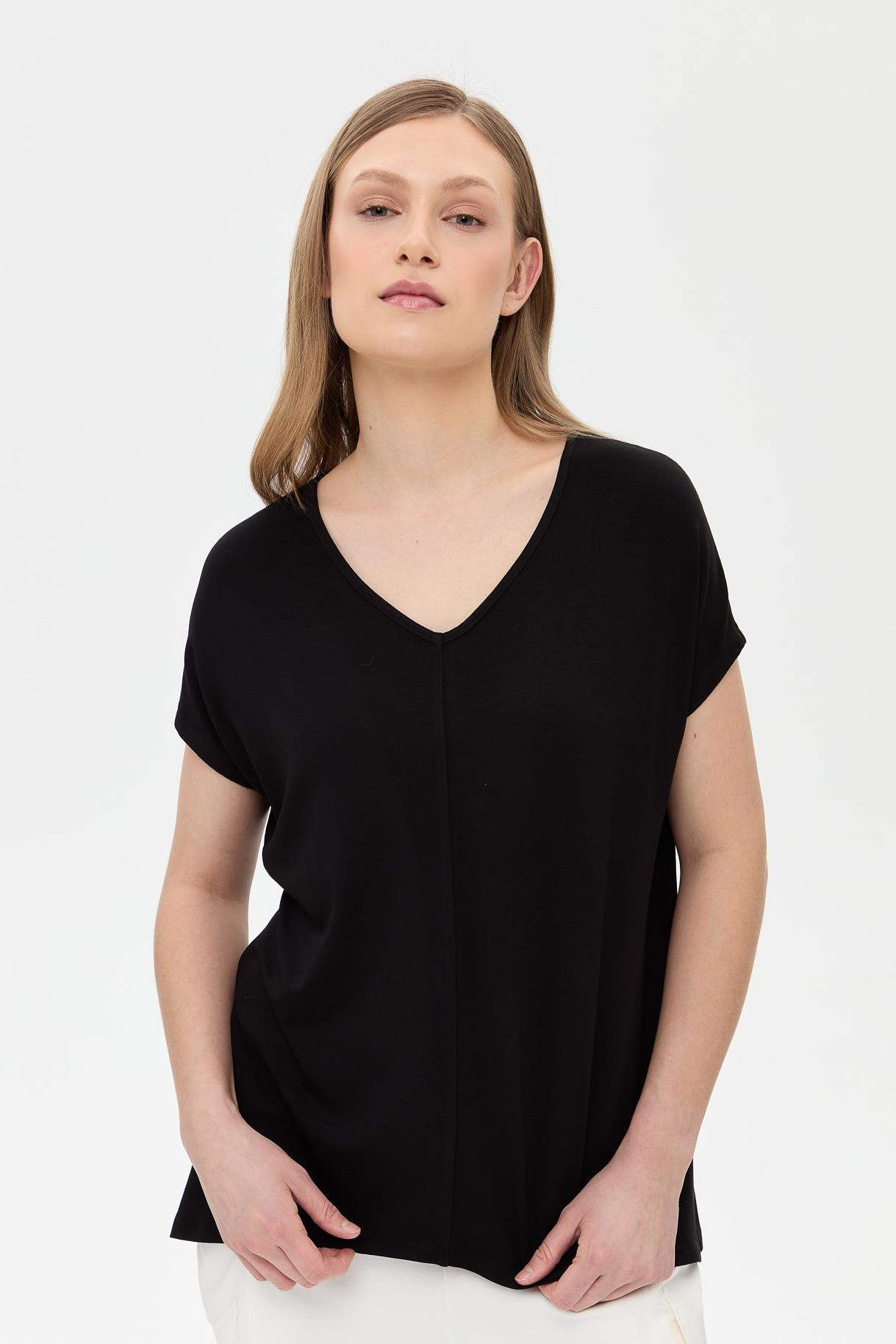 V Yaka Önü Dikiş Detaylı Tişört - SİYAH
