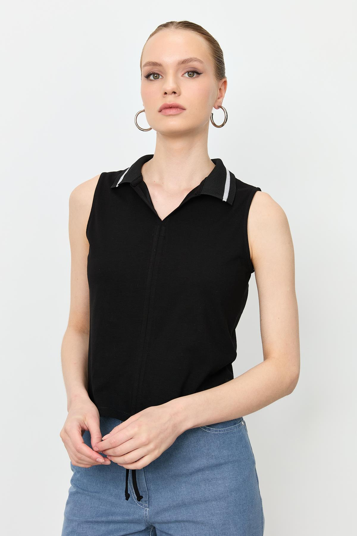 Yaka Detaylı Kolsuz Bluz-SİYAH