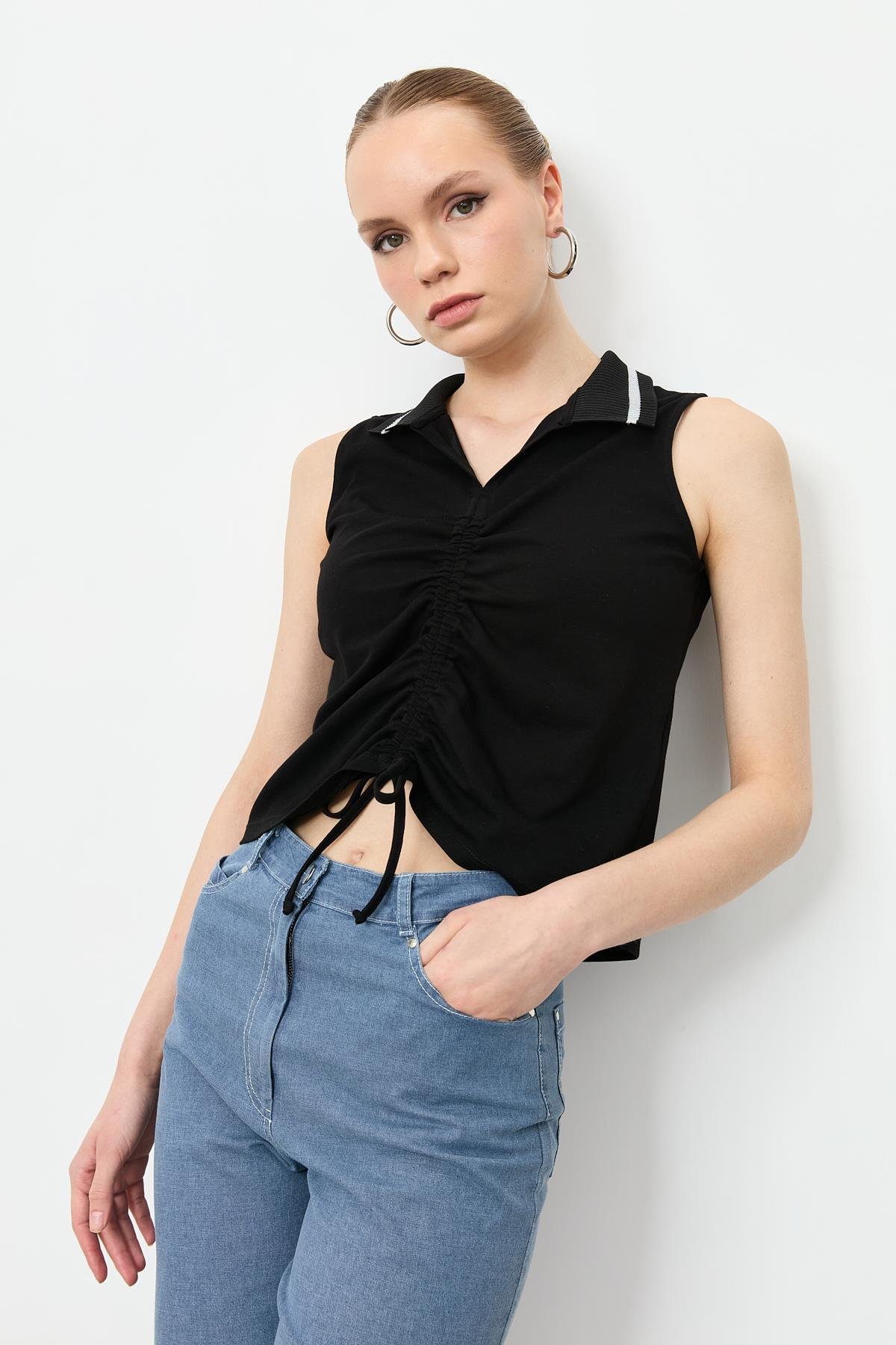 Yaka Detaylı Kolsuz Bluz-SİYAH