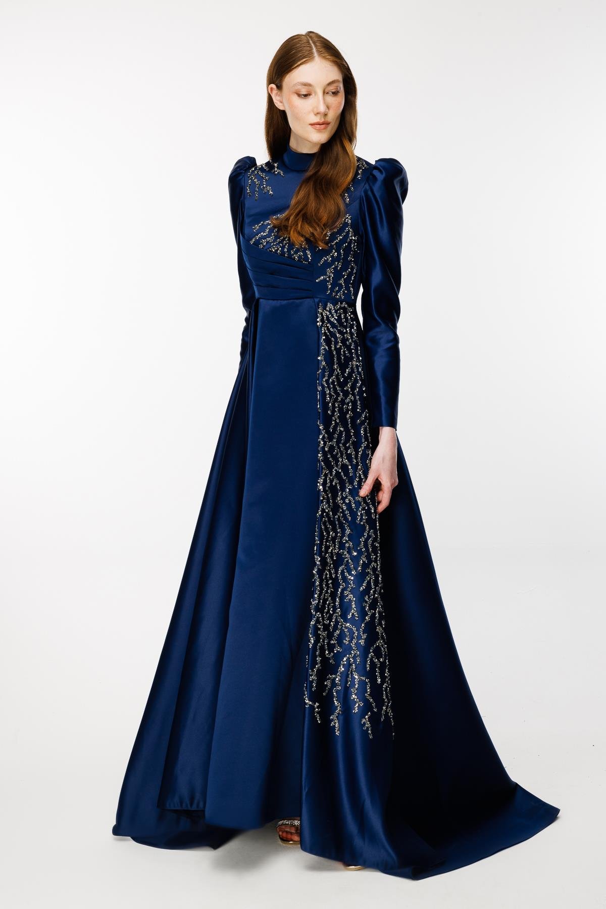 Yaka Ve Eteği İşlemeli Kuyruklu Abiye - LACI