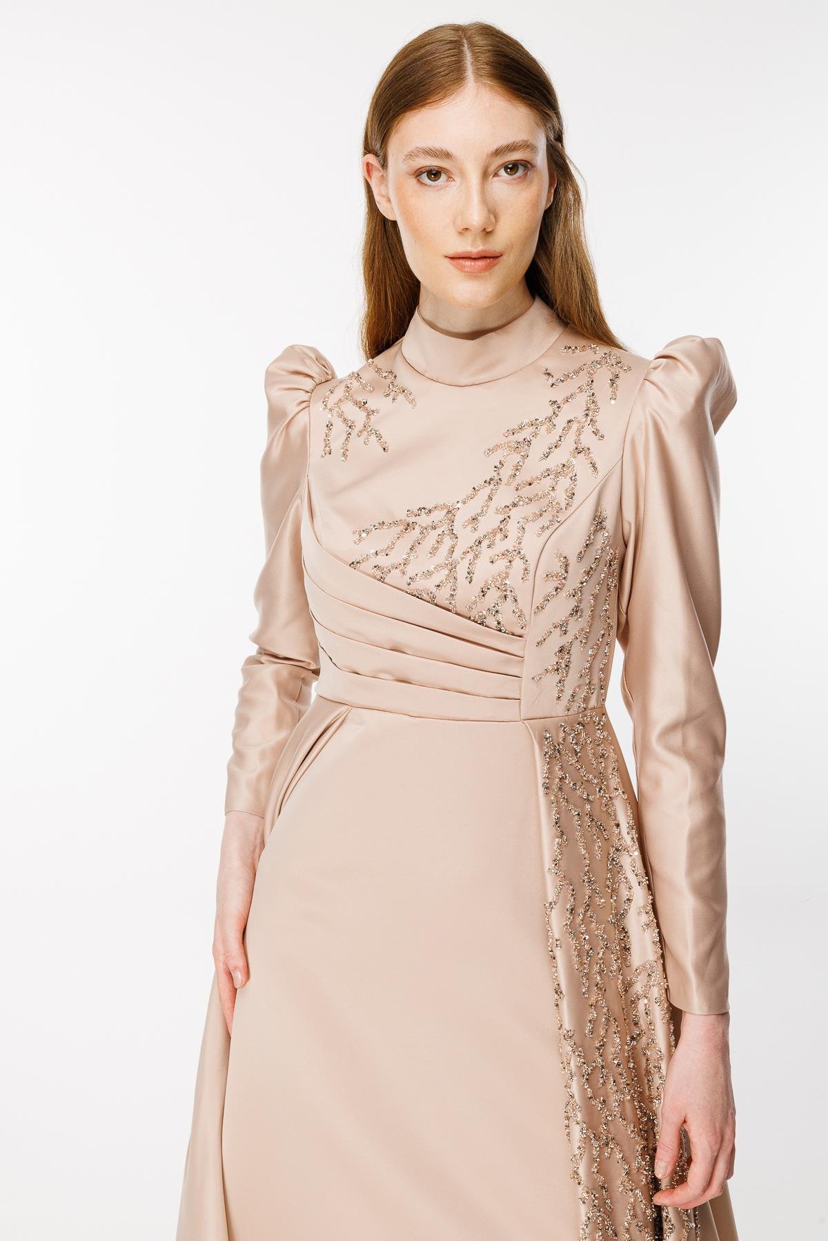 Yaka Ve Eteği İşlemeli Kuyruklu Abiye - GOLD